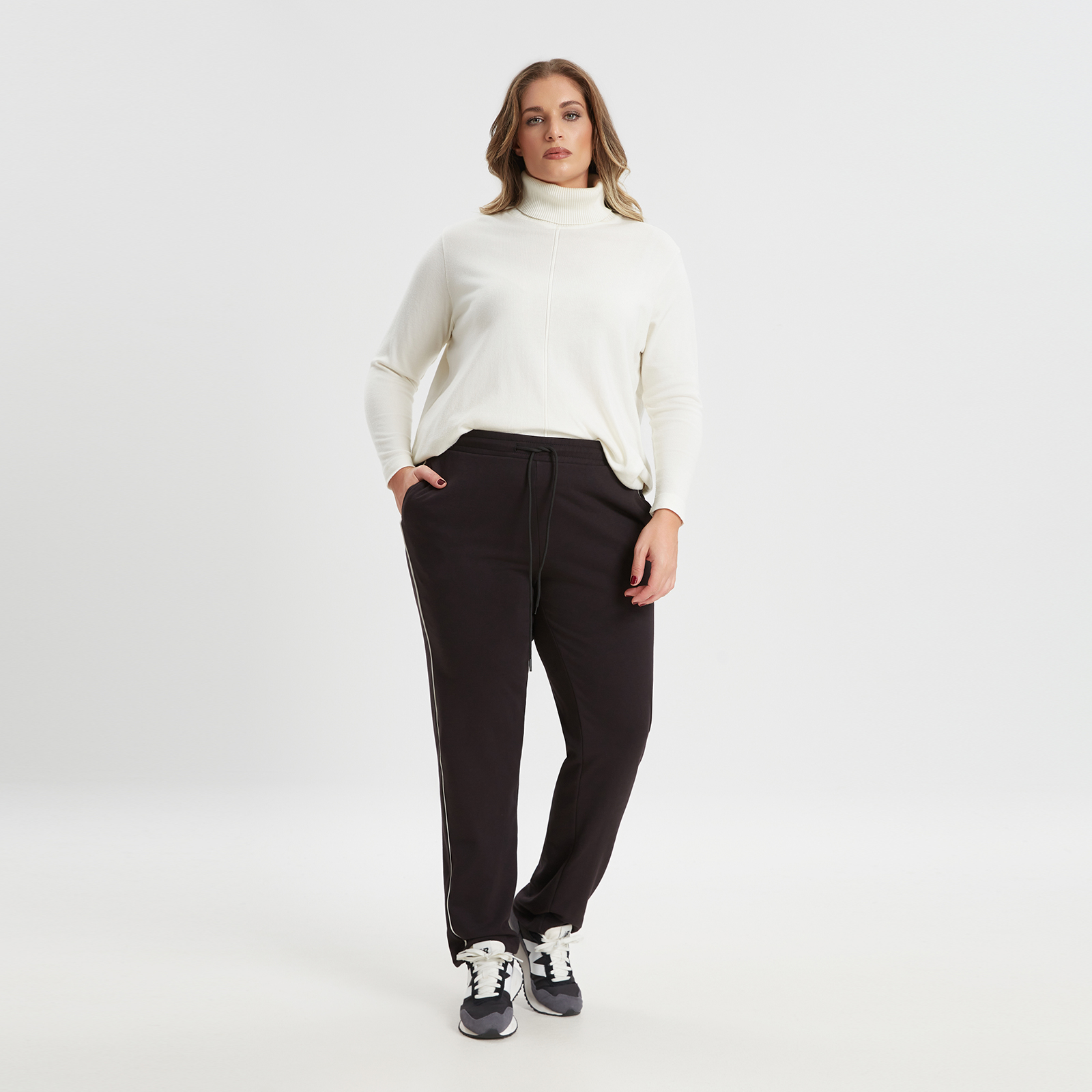 Αυτό το jogger παντελόνι σε χαλαρή γραμμή προσφέρει τον τέλειο συνδυασμό άνεσης και casual στυλ. Με πλαϊνό ρέλι σε αντίθεση, προσθέτει μια δόση sporty κομψότητας στα καθημερινά σας σύνολα. Το απαλό ύφασμα και η ελαστική μέση με ρυθμιζόμενο κορδόνι εξασφαλίζουν τέλεια εφαρμογή, καθιστώντας το ιδανικό για all-day wear. Συνδυάστε το με το αγαπημένο σας πουλόβερ ή τοπ για μια άνετη και κομψή εμφάνιση. ● Μαλακό βαμβακερό ύφασμα ● Χαλαρή γραμμή για μέγιστη άνεση ● Sporty-chic ρίγα στο πλάϊ ● Ιδανικό για casual εξόδους ή χαλαρές βόλτες Μήκος (εσωτερική ραφή): 77,5 εκ. 60%COTTON 40%POLYESTER Το μοντέλο έχει ύψος 1,79 εκ. και φοράει S 