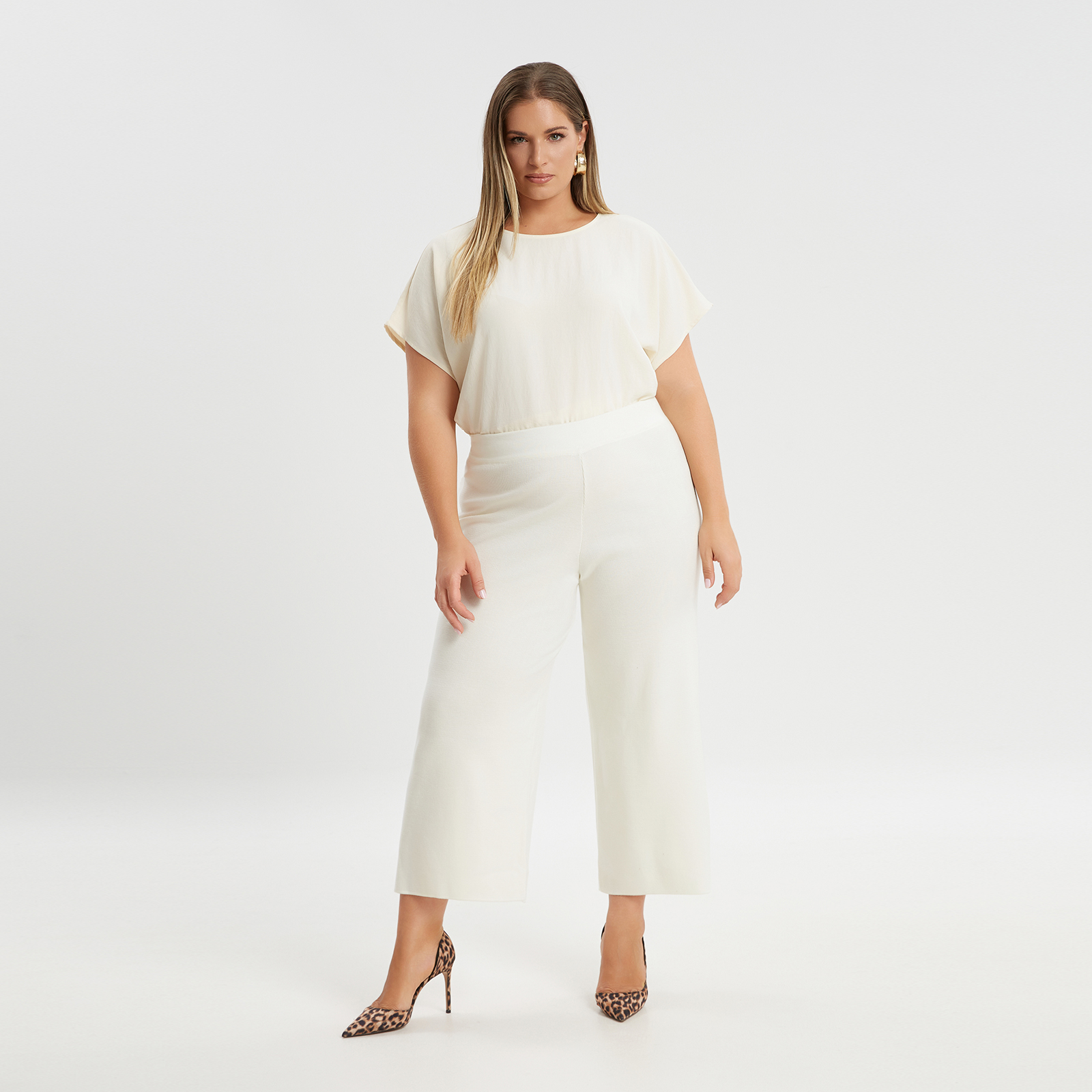 Μία τέτοια παντελόνα ζιπ κιλότ με απαλή πλέξη συνδυάζει άνεση και σύγχρονο στυλ με απόλυτη ευκολία. Η φαρδιά γραμμή προσφέρει ελευθερία κινήσεων και ένα κομψό, μοντέρνο look. Το απαλό πλεκτό ύφασμα προσθέτει μια πινελιά πολυτέλειας, καθιστώντας την κατάλληλη τόσο για καθημερινές όσο και για πιο επίσημες εμφανίσεις. Είτε την συνδυάσετε με μία κομψή μονόχρωμη μπλούζα για το γραφείο, είτε με ένα εντυπωσιακό zebra τοπ για night out, αυτή η ζιπ κιλότ είναι απαραίτητο κομμάτι για κάθε fashion-forward γκαρνταρόμπα. ● Μαλακό, λεπτό πλεκτό ύφασμα ● Ελαστική ζώνη στη μέση για άνεση ● Φαρδιά γραμμή τύπου culotte Μήκος: 96 εκ. 90%POLYACRYLIC 10%POLYESTER Το μοντέλο έχει ύψος 1,79 εκ. και φοράει O/S 