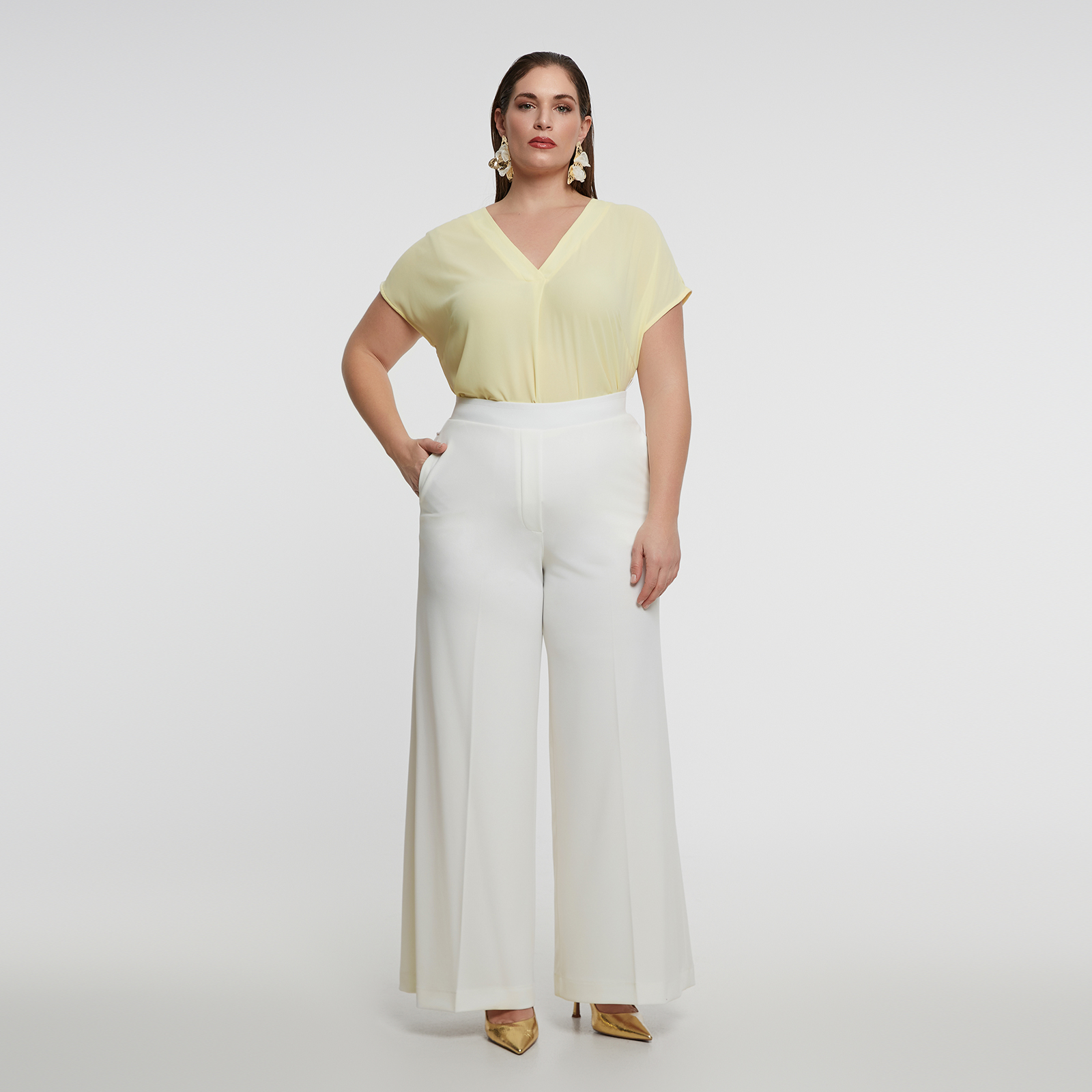  Αναβαθμίστε την γκαρνταρόμπα σας με αυτό το κλασικό wide-leg παντελόνι από κρεπ ύφασμα. Έχοντας άψογη εφαρμογή και ανάλαφρη σιλουέτα, είναι ιδανικό για επίσημες αλλά και casual εμφανίσεις. Συνδυάστε το με ένα πουκάμισο για πιο κομψό look ή με ένα χαλαρό τοπ για πιο άνετη εμφάνιση. Το ψηλόμεσο design προσθέτει μια πινελιά κομψότητας, καθιστώντας το απαραίτητο κομμάτι για κάθε περίσταση. ● Απαλό ύφασμα κρεπ για άνεση και στυλ ● Ελαστική μέση ● Ψηλόμεσο με φαρδύ μπατζάκι ● Πλαϊνές τσέπες για πρακτικότητα ● Ιδανικό για επίσημες ή smart-casual εμφανίσεις Μήκος (εσωτερική ραφή): 78 εκ. 95%POLYESTER 5%ELASTANE Το μοντέλο έχει ύψος 1,79 εκ. και φοράει S Made in Greece