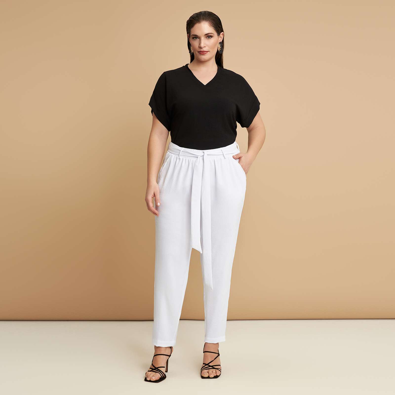 ● Πανάλαφρο κρεπ ύφασμα ● Λάστιχο %26 δέσιμο στη μέση ● Πλαϊνές τσέπες Μήκος (εσωτερική ραφή): 71 εκ 100%POLYESTER Το μοντέλο έχει ύψος 1,79 εκ. και φοράει S 