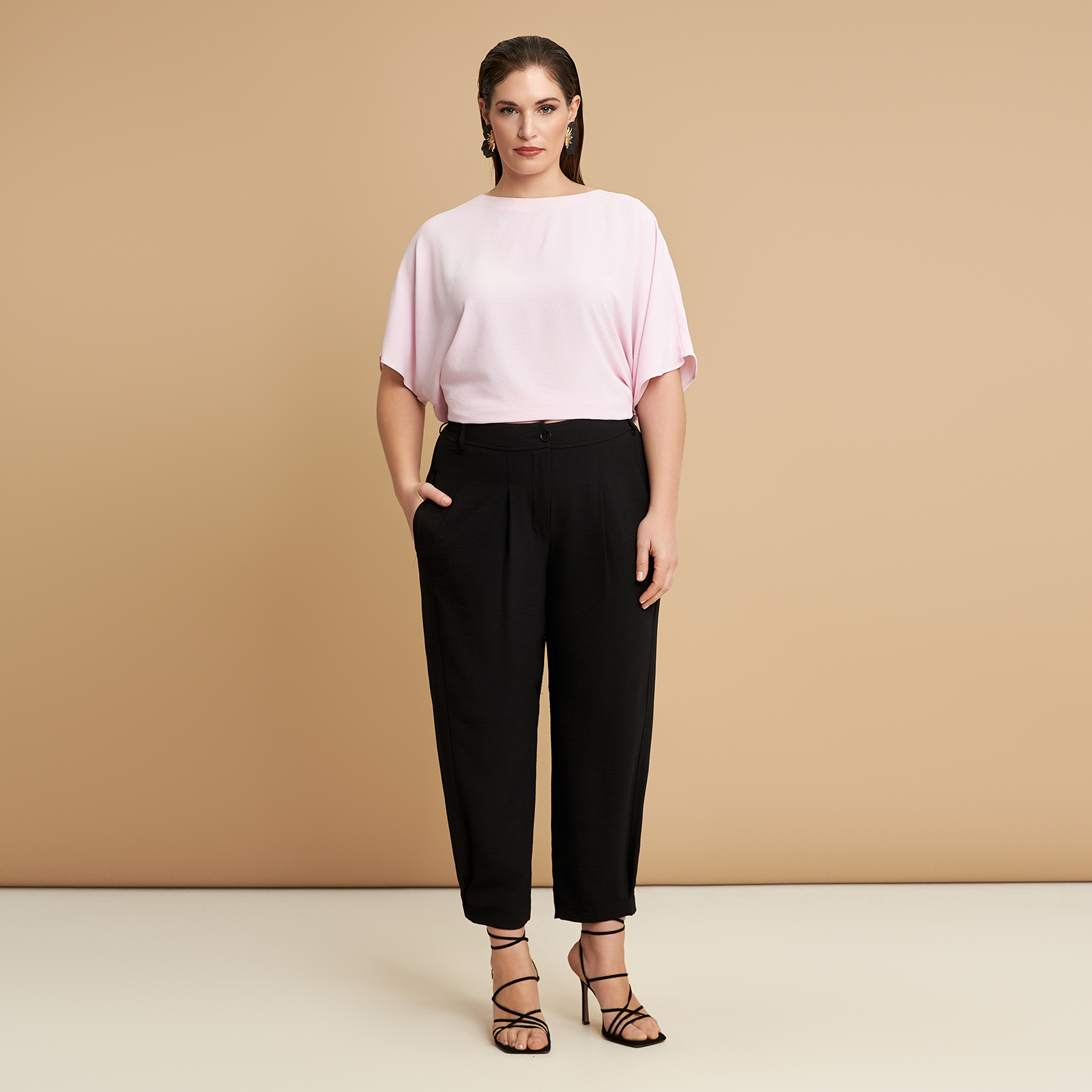 ● Πανάλαφρο κρεπ ύφασμα ● Θηλιές για ζώνη ● Τσέπες στο πλάϊ ● Πιέτες μπροστά ● Κλείσιμο με φερμουάρ και κουμπί ● Λάστιχο στη μέση πίσω Μήκος (εσωτερική ραφή): 64 εκ. 100%POLYESTER Το μοντέλο έχει ύψος 1,72 εκ. και φοράει S Made in Greece