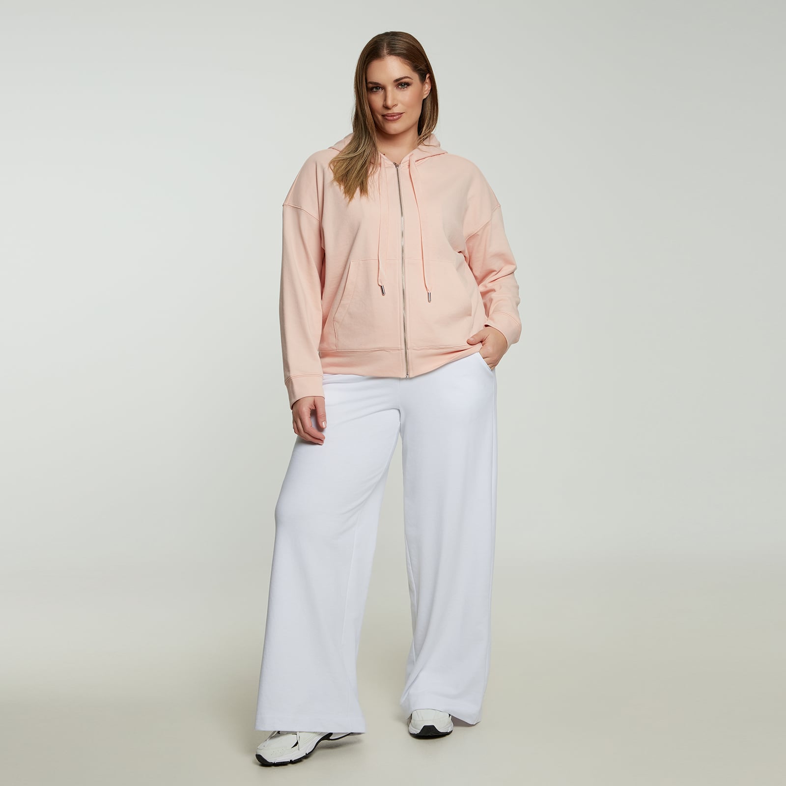  Αυτή η oversized ζακέτα με κουκούλα και φερμουάρ, σχεδιασμένη σε απαλές παστέλ αποχρώσεις, είναι ιδανική για layering, διαθέτει χαλαρή γραμμή, ρυθμιζόμενη κουκούλα και πρακτικές μπροστινές τσέπες. Κατασκευασμένη από μείγμα βαμβακιού και πολυεστέρα, είναι ιδανική για το σπίτι ή casual εμφανίσεις. Συνδυάστε τη με τζιν, κολάν ή ασορτί jogger για μια άνετη, everyday εμφάνιση. ● Μαλακό μείγμα βαμβακιού και πολυεστέρα για άνεση και αντοχή ● Oversized γραμμή με κουκούλα και μπροστινό φερμουάρ για εύκολη εφαρμογή ● Ρυθμιζόμενη κουκούλα με κορδόνια για εξατομικευμένη εφαρμογή ● Μπροστινές τσέπες τύπου καγκουρό για λειτουργικότητα και στυλ ● Διαθέσιμο σε λευκό, μπλε και ροζ Μήκος (κέντρο της πλάτης): 63 εκ 60%COTTON 40%POLYESTER Το μοντέλο έχει ύψος 1,79 εκ. και φοράει S/M Made in Greece 