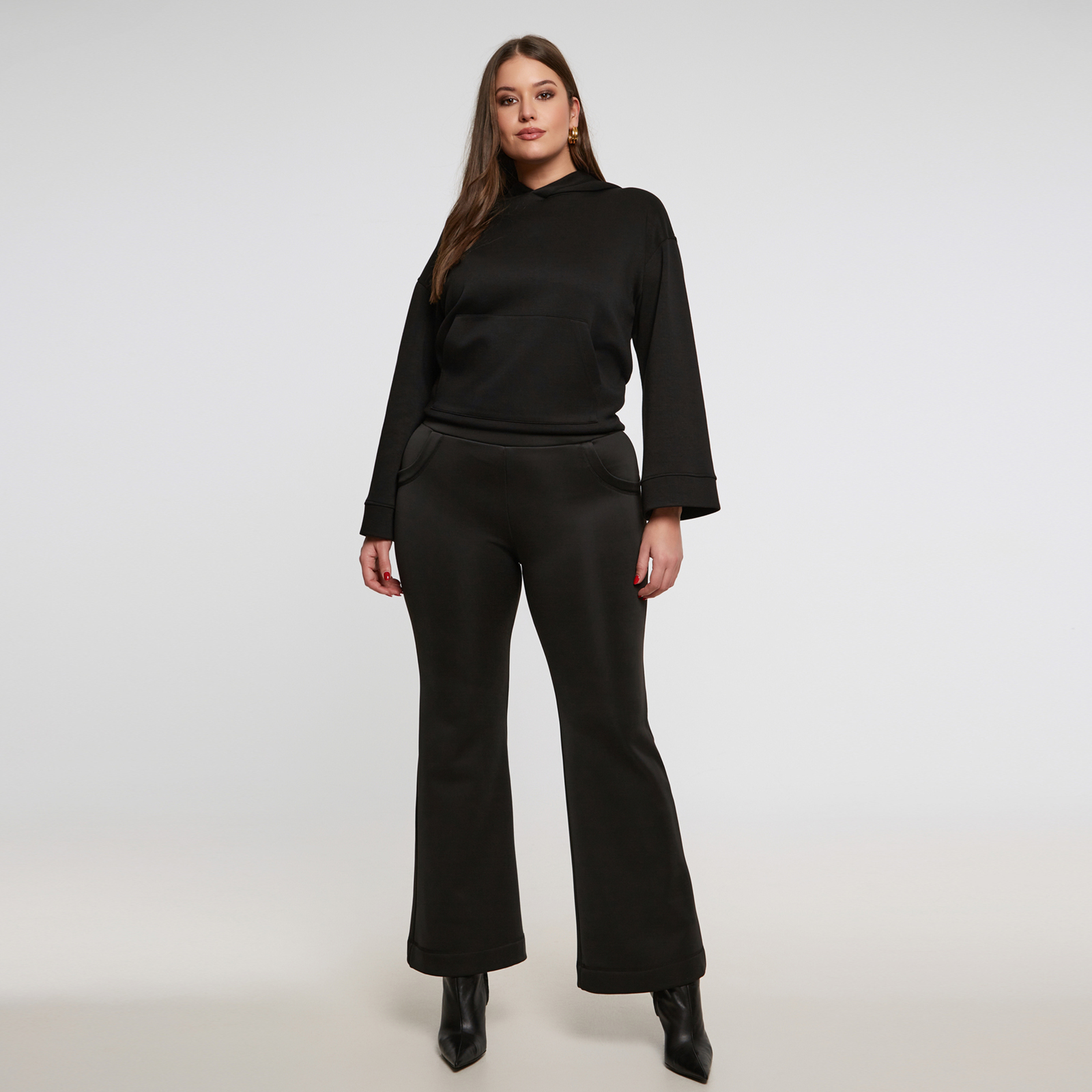 Αυτό το μαύρο παντελόνι καμπάνα συνδυάζει άνεση και στυλ με μοντέρνα, structured εφαρμογή. Το ελαστικό του ύφασμα με τη μαλακή, βελούδινη επένδυση προσφέρει ζεστασιά και κομψή αίσθηση, ιδανικό για καθημερινές αλλά και πιο προσεγμένες εμφανίσεις. Συνδύασέ το με το αντίστοιχο φούτερ για ένα σύγχρονο, total look. ● Ελαστικό ύφασμα με απαλή υφή για άνεση και ευκολία κινήσεων ● Ζεστή βελούδινη εσωτερική επένδυση ● Ρεβέρ στο τελείωμα για κομψή λεπτομέρεια ● Ψηλόμεσο σχέδιο που αναδεικνύει τη μέση ● Γραμμή καμπάνα που κολακεύει τη σιλουέτα Μήκος (εσωτερική ραφή): 82,5 εκ. 92%POLYESTER 8%ELASTANE Το μοντέλο έχει ύψος 1,80 εκ. και φοράει S Made in Greece 
