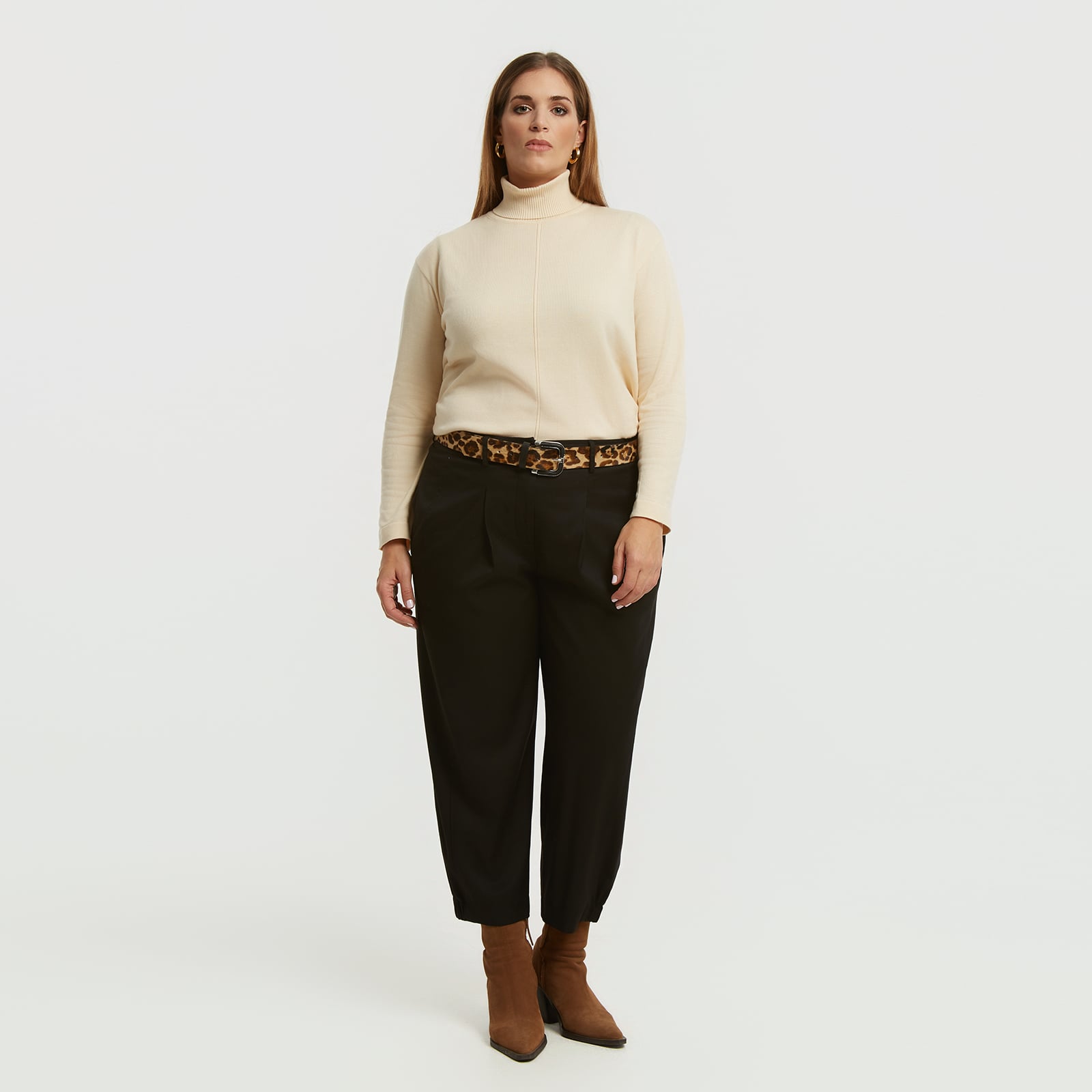 Αυτό το carrot παντελόνι συνδυάζει την άνεση με μία refined, θηλυκή σιλουέτα. Με ψηλή μέση και πιέτες μπροστά, αγκαλιάζει το σώμα και χαρίζει στυλ από το πρωί ως το βράδυ. Ιδανικό για συνδυασμούς με σακάκια ή ρομαντικά πουκάμισα, προσθέτοντας μια πινελιά πολυτέλειας σε κάθε εμφάνιση. ● Μαλακή βισκόζη με ελαστικότητα για άνεση στην κίνηση ● Κομψή carrot γραμμή με πιέτες για άψογη εφαρμογή ● Ψηλόμεση μέση με κουμπί και φερμουάρ ● Διαχρονικό κομμάτι που συνδυάζει κλασικό στυλ με μοντέρνα αισθητική Μήκος (εσωτερική ραφή): 64 εκ. 62%POLYESTER 35%VISCOSE 3%ELASTANE Made in Greece