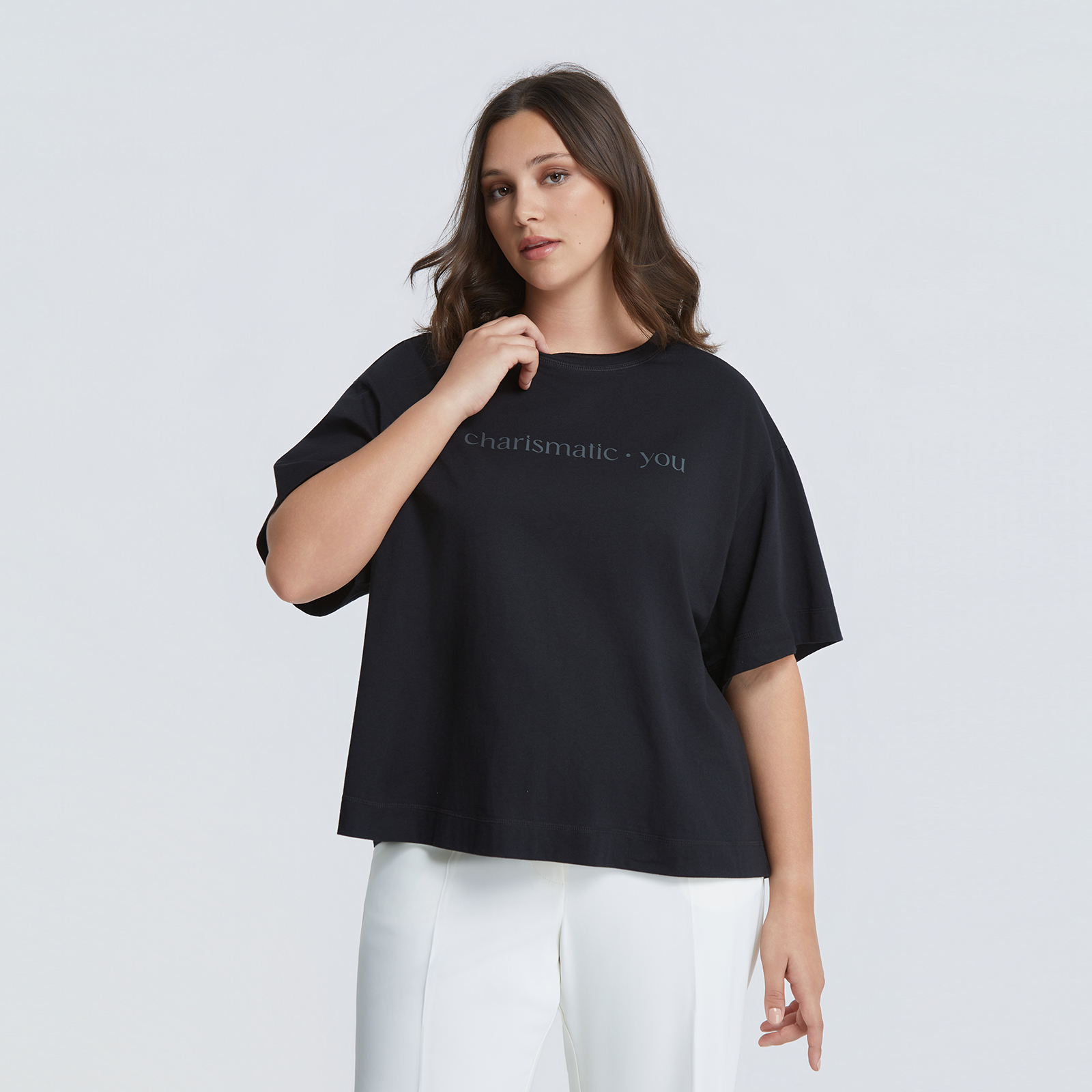 Casual αλλά γεμάτο χαρακτήρα, αυτό το βαμβακερό boxy T-shirt προσθέτει σύγχρονο στιλ στις καθημερινές εμφανίσεις. Η χαλαρή γραμμή και το logo “Charismatic You” δημιουργούν ένα μοντέρνο, δυναμικό look που ταιριάζει εύκολα σε κάθε σύνολο. ● Ύφασμα από 100% βαμβάκι για φυσική άνεση και διαπνοή ● Σύγχρονη boxy γραμμή για χαλαρή και μοντέρνα σιλουέτα ● Logo “Charismatic You” που δίνει statement χαρακτήρα ● Απαλή και ελαφριά αίσθηση, ιδανική για καθημερινή χρήση ● Συνδυάζεται εύκολα με τζιν, φούστες ή υφασμάτινα παντελόνια Μήκος (κέντρο της πλάτης): 60 εκ 100%COTTON Το μοντέλο έχει ύψος 1,77 εκ. και φοράει O/S Διαστάσεις μοντέλου Στήθος: 101 cmΜέση: 82 cmΓοφοί: 113 cm
