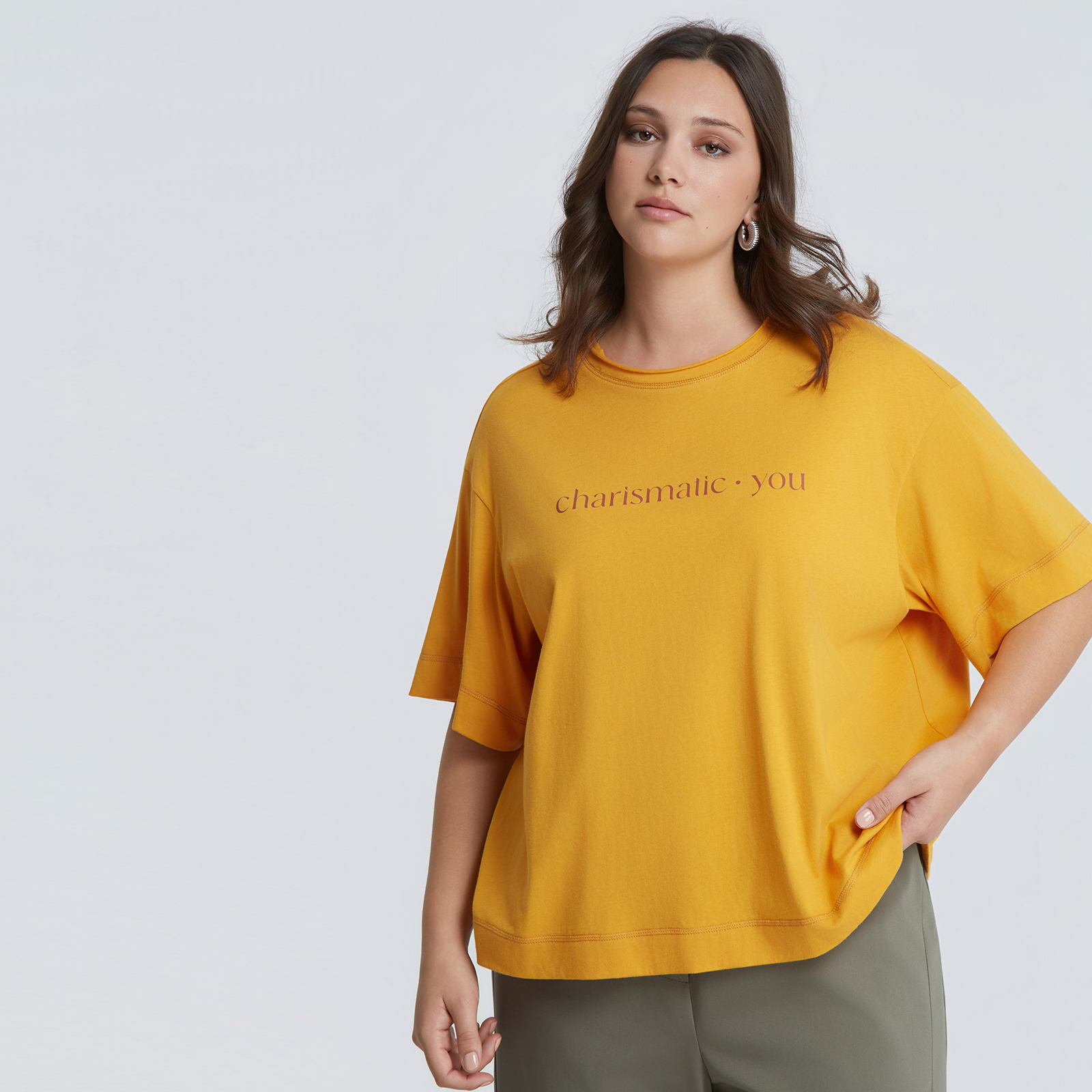 Casual αλλά γεμάτο χαρακτήρα, αυτό το βαμβακερό boxy T-shirt προσθέτει σύγχρονο στιλ στις καθημερινές εμφανίσεις. Η χαλαρή γραμμή και το logo “Charismatic You” δημιουργούν ένα μοντέρνο, δυναμικό look που ταιριάζει εύκολα σε κάθε σύνολο. ● Ύφασμα από 100% βαμβάκι για φυσική άνεση και διαπνοή ● Σύγχρονη boxy γραμμή για χαλαρή και μοντέρνα σιλουέτα ● Logo “Charismatic You” που δίνει statement χαρακτήρα ● Απαλή και ελαφριά αίσθηση, ιδανική για καθημερινή χρήση ● Συνδυάζεται εύκολα με τζιν, φούστες ή υφασμάτινα παντελόνια Μήκος (κέντρο της πλάτης): 60 εκ 100%COTTON Το μοντέλο έχει ύψος 1,77 εκ. και φοράει O/S Διαστάσεις μοντέλου Στήθος: 101 cmΜέση: 82 cmΓοφοί: 113 cm