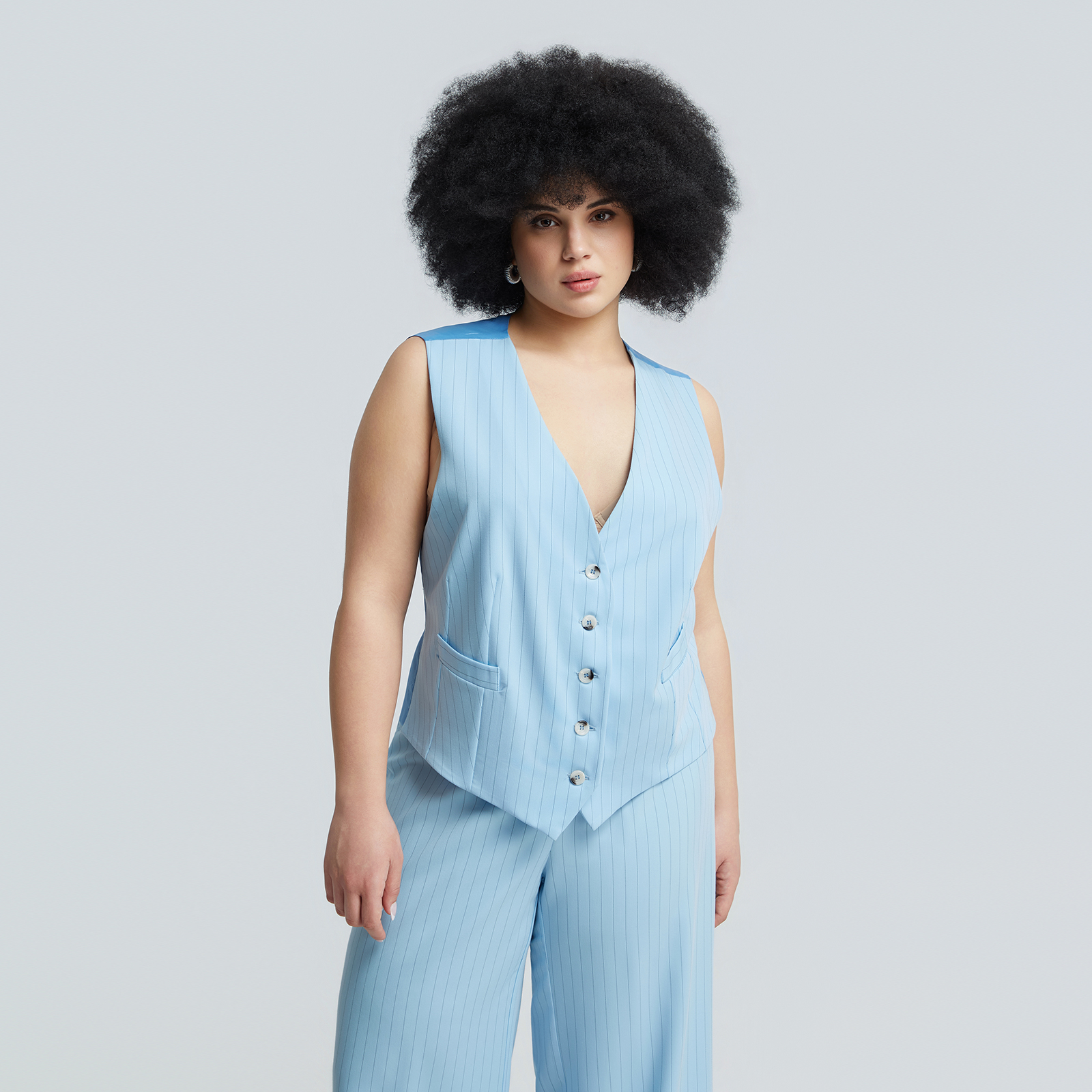 Αυτό το ριγέ γιλέκο προσθέτει σύγχρονη tailoring αισθητική στο καθημερινό ντύσιμο. Φοριέται μόνο του για ένα fashion-forward αποτέλεσμα ή πάνω από πουκάμισα και φορέματα για ανεπιτήδευτη κομψότητα. Συνδυάζεται ιδανικά με το ασορτί παντελόνι για ένα σύγχρονο σετ. ● Ελαφρύ ύφασμα, ιδανικό για ανοιξιάτικο και καλοκαιρινό layering ● Διαχρονικό ριγέ μοτίβο με κομψή αισθητική ● Κομψό ριγέ σχέδιο με tailored αισθητική ● V λαιμόκοψη με κουμπιά μπροστά ● Δομημένη γραμμή που αναδεικνύει τη σιλουέτα ● Ευέλικτο κομμάτι που αναβαθμίζει casual και πιο επίσημες εμφανίσεις Μήκος (κέντρο της πλάτης): 55 εκ 72%POLYESTER 23%VISCOSE 5%ELASTANE Το μοντέλο έχει ύψος 1,70 εκ. και φοράει S/Μ 