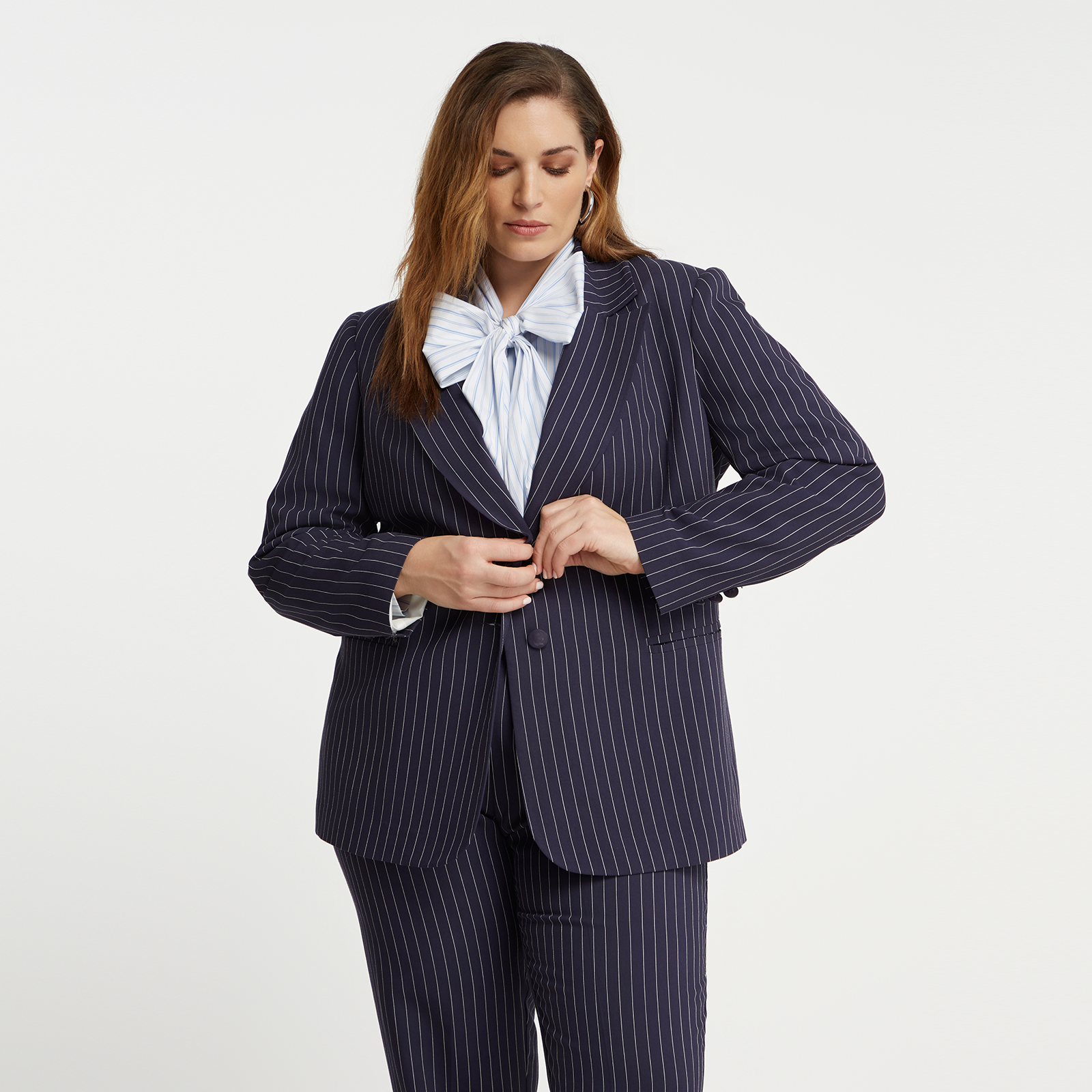 Αυτό το tailored ριγέ σακάκι αποπνέει σύγχρονη κομψότητα, με καθαρές γραμμές και απαλή δομή που αγκαλιάζει όμορφα τη σιλουέτα. Φτιαγμένο από απαλή βισκόζη με το ασορτί cigarette παντελόνι, προσφέρει polished αποτέλεσμα χωρίς να στερεί την άνεση. Φορεμένο ως total look ή μόνο του, δίνει μια αίσθηση διακριτικής πολυτέλειας σε κάθε εμφάνιση. ● Κομψό ριγέ μοτίβο που αναδεικνύει τη λιτή, επιμήκη γραμμή του σακακιού ● Βισκόζη με απαλή υφή και κομψή εφαρμογή ● Structured ώμοι που χαρίζουν σύγχρονη, δυναμική σιλουέτα ● Μονόκουμπο κλείσιμο για καθαρό, modern tailoring ● Μακριά μανίκια με προσεγμένο τελείωμα για timeless κομψότητα ● Ιδανικό για office chic looks, βραδινά σύνολα ή elegant εμφανίσεις ● Συνδυάζεται άψογα με το ασορτίcigarette παντελόνι για ολοκληρωμένο, high-fashion coordinated set Μήκος (κέντρο της πλάτης): 72 cm 90%VISCOSE 10%POLYESTER Το μοντέλο έχει ύψος 1,79 εκ. και φοράει S/M Made in Greece 