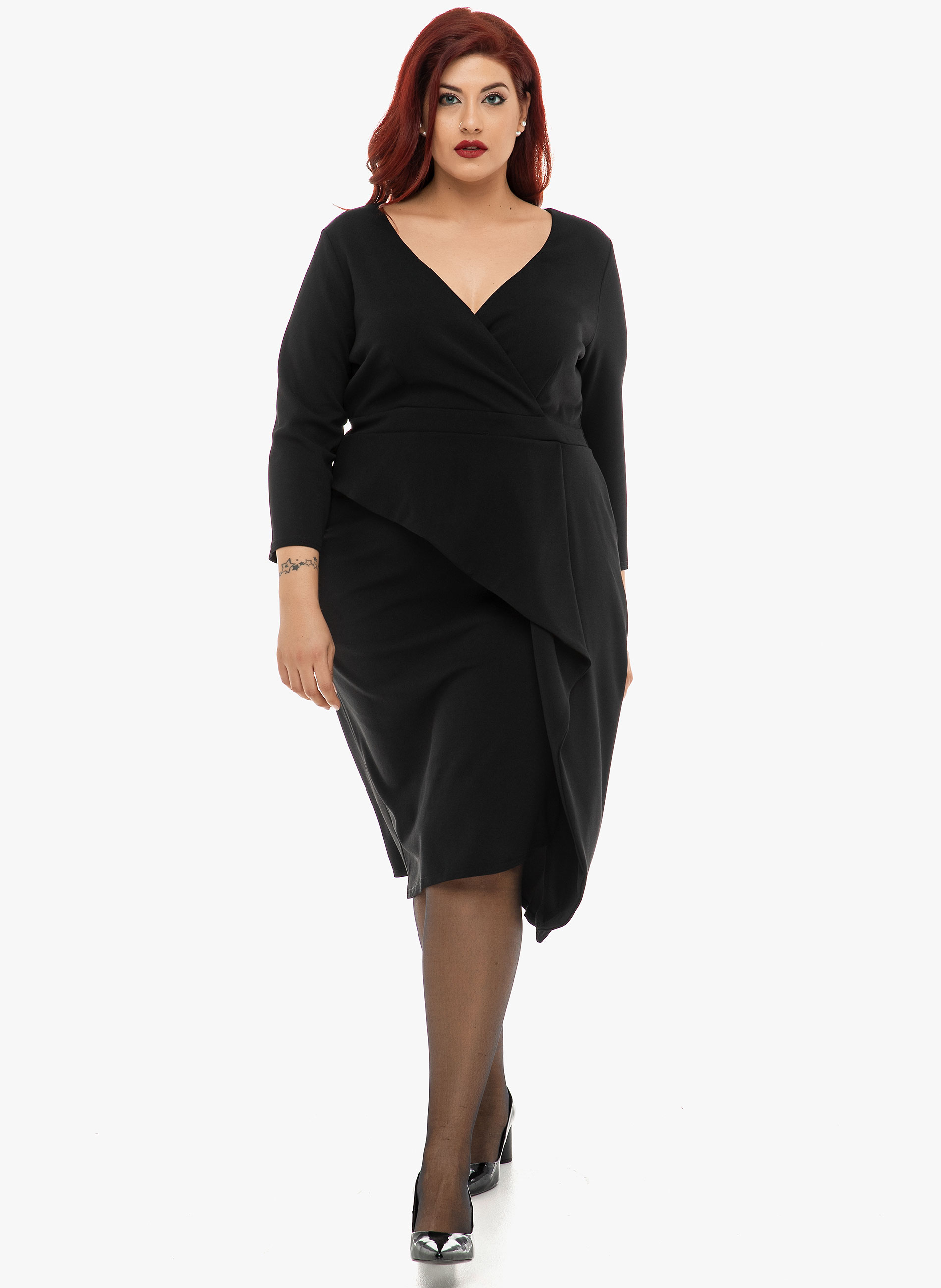 Φόρεμα μίντι μαύρο με V σταυρωτή λαιμόκοψη, μανίκια 3/4 και λεπτομέρεια έξτρα ύφασμα που πέφτει ασύμμετρο στην φούστα. Ιδανικό για πιο επίσημες εμφανίσεις! Το μήκος του είναι περίπου 106 εκατοστά. 