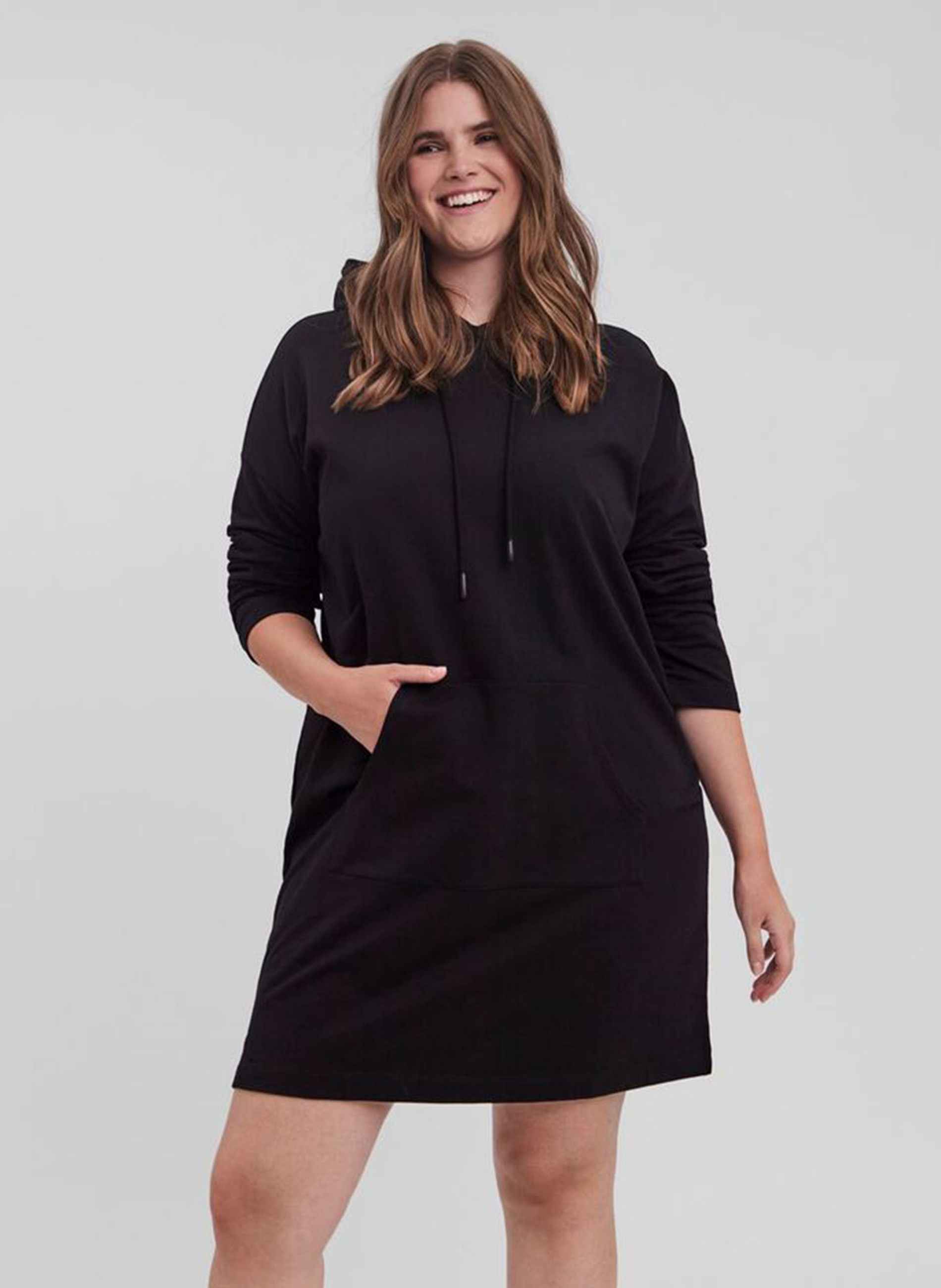 Φούτερ μαύρο μπλουζοφόρεμα, φτιαγμένο από οργανικό βαμβάκι, σε άνετη γραμμή. Με μπροστινή τσέπη και ρυμιζόμενα κορδόνια, αποτελεί εξαιρετική επιλογή για τις καθημερινές σας δραστηριότητες! 