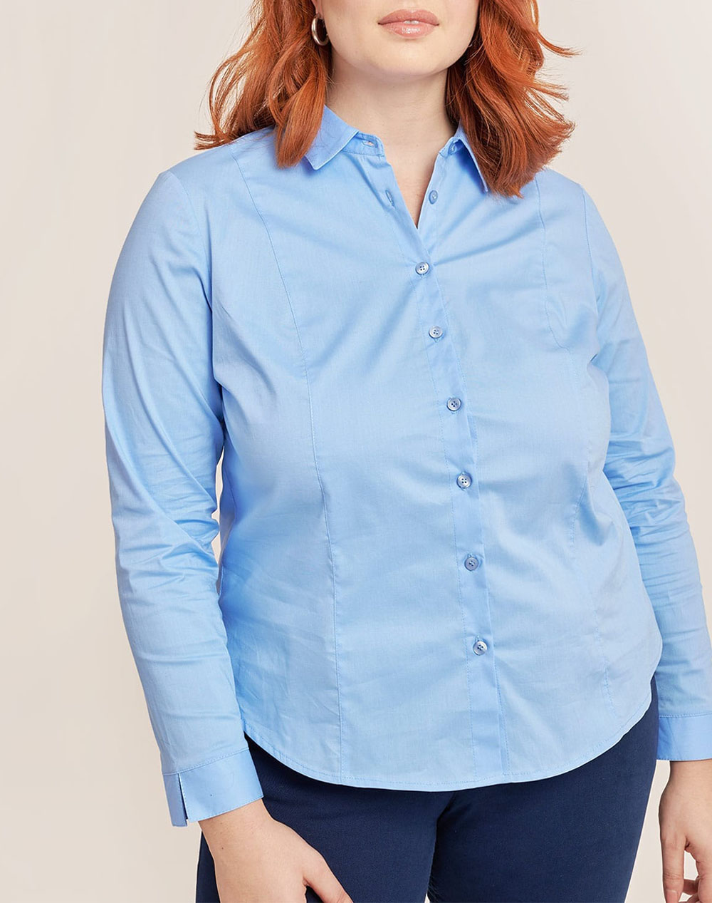 Βαμβακερό πουκάμισο σε κλασσική γραμμή, με μακρύ μανίκι, γιακας πουκάμισου και κλείσιμο με κουμπιά μπροστά. (Σύνθεση: 97% Βαμβάκι, 3% Σπαντεξ)