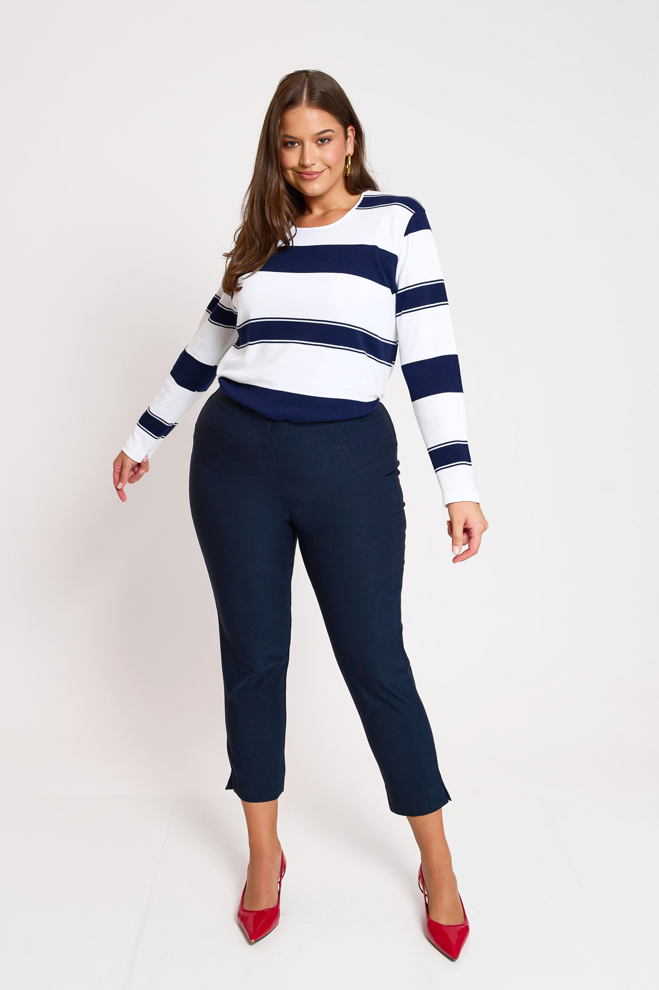 %27Ισιο παντελόνι από ανορθωτικό slim stretch ελαστικό ύφασμα. Ελαστική μέση για άνεση. Πίσω τσέπες. Πένσες για άψογη εφαρμογή. Πλαϊνά ανοίγματα στο κάτω μέρος. Το απόλυτο must-have παντελόνι που θα αναβαθμίσει τα look σας. Η Ιβάνα έχει ύψος 180εκ, μέση 88εκ και περιφέρεια 121εκ και φοράει xl.