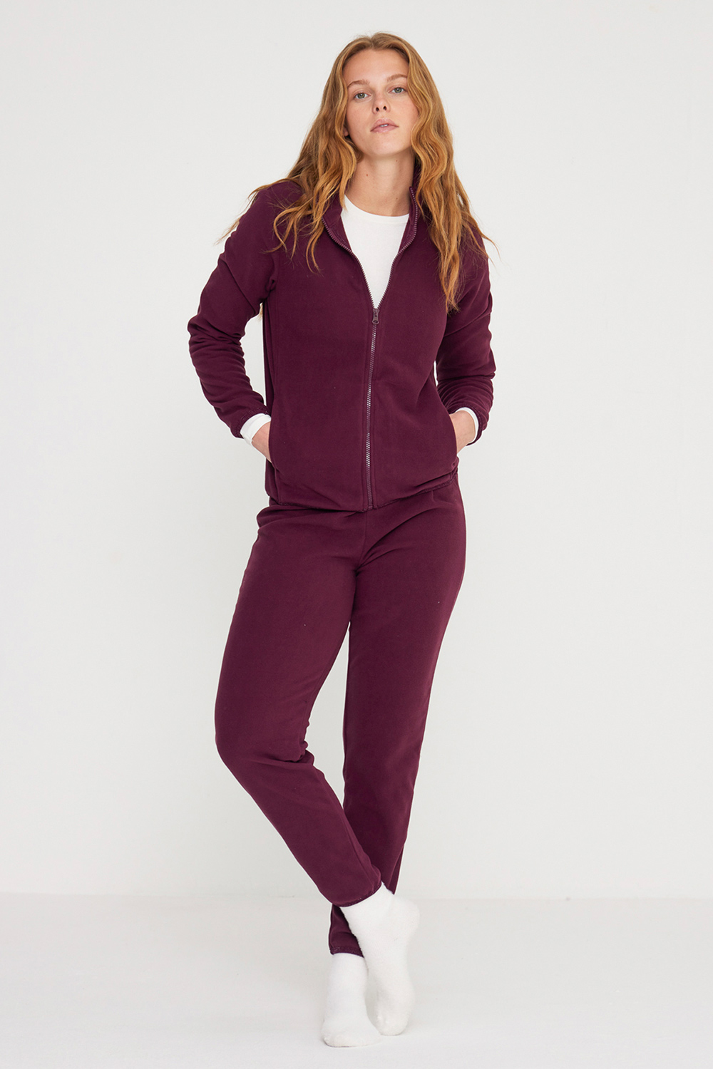 Noidinotte γυναικεία χειμερινή fleece homewear φόρμα πολυτελείας, με φερμουάρ και μπροστινές τσέπες. Το παντελόνι διαθέτει λάστιχο στη μέση για καλύτερη εφαρμογή.Οι μανσέτες, ο ποδόγυρος της ζακέτας και τα μπατζάκια διακοσμούνται με lurex διακριντικό λάστιχο.