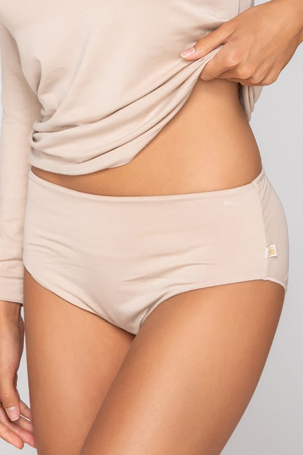 Ζήσε την απόλυτη άνεση με το Micro Touch Comfort hipster σλιπ, διαθέσιμο σε πρακτικό σετ δύο τεμαχίων. Ο σχεδιασμός του αγκαλιάζει απαλά το σώμα, αναδεικνύοντας φυσικά τη σιλουέτα και προσφέροντας θηλυκότητα χωρίς να θυσιάζει την άνεση. Με διακριτική εφαρμογή που δεν διαγράφει κάτω από τα ρούχα, είναι ιδανικό για καθημερινή χρήση είτε με εφαρμοστά φορέματα είτε με στενά παντελόνια.