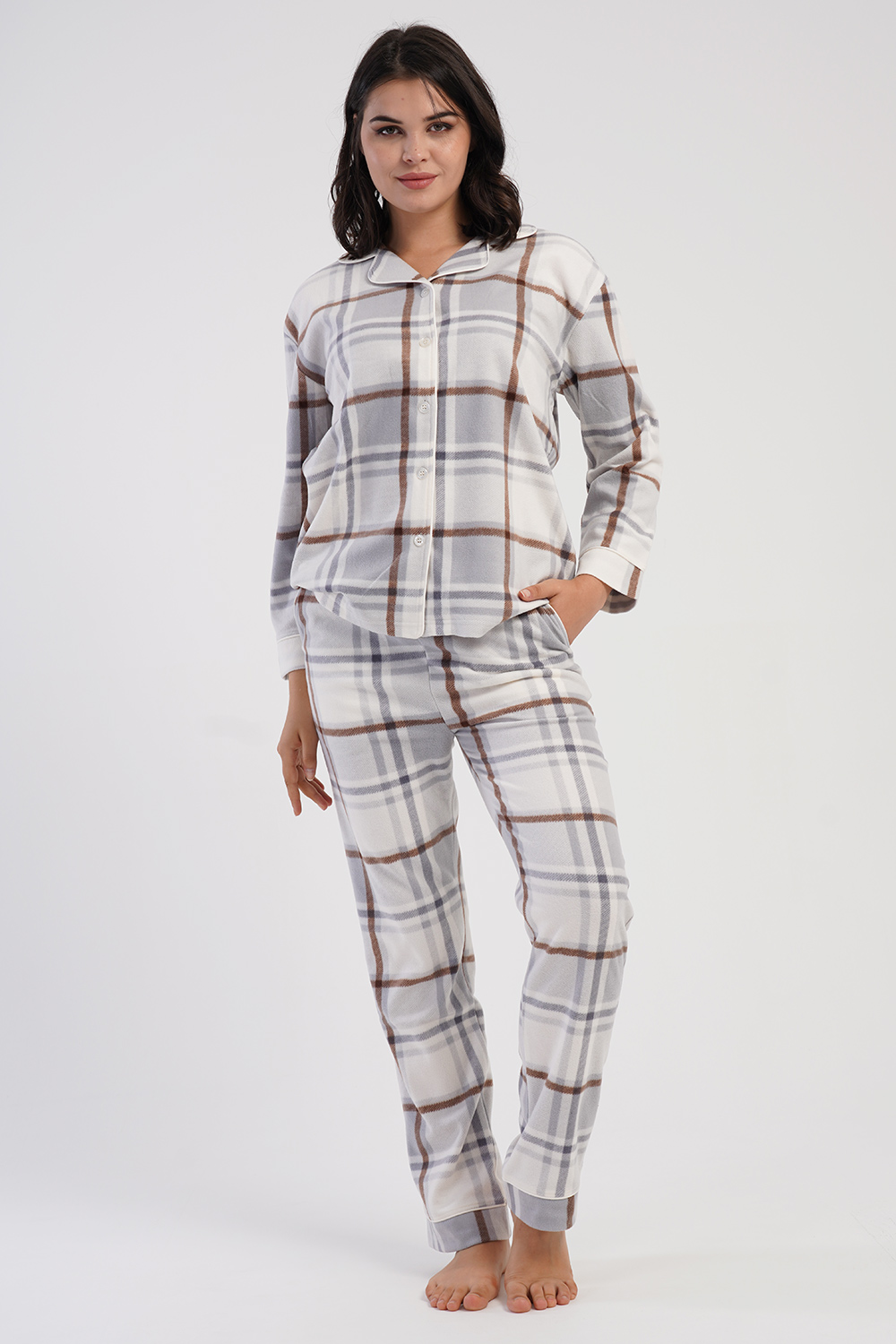 Vienetta γυναικεία χειμερινή πυτζάμα fleece καρό, κουμπωτή με γιακά και παντελόνι με τσέπη. Ζεστή, απαλή και άνετη για καθημερινή χρήση στο σπίτι.