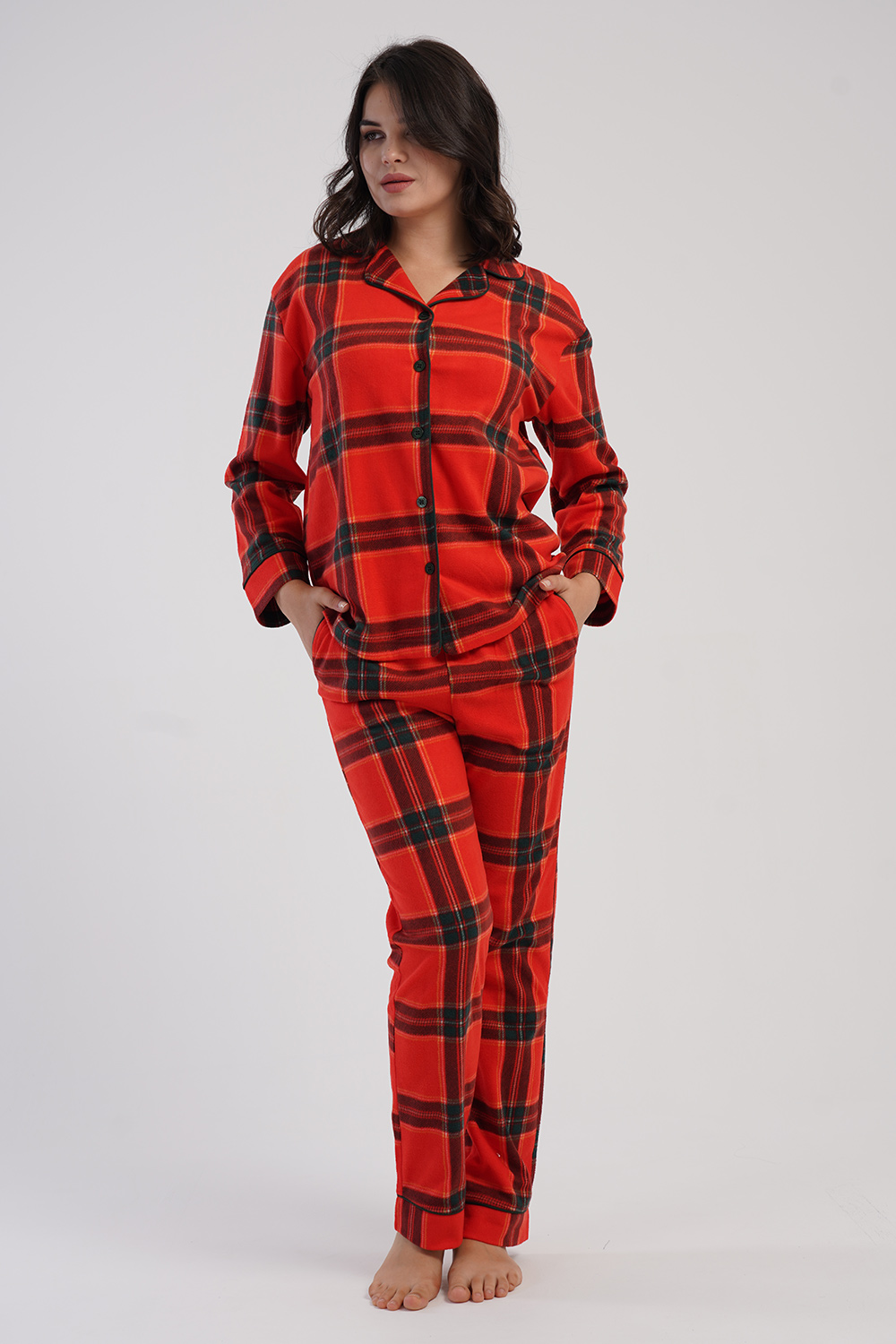 Vienetta γυναικεία χειμερινή πυτζάμα fleece καρό, κουμπωτή με γιακά και παντελόνι με τσέπη. Ζεστή, απαλή και άνετη για καθημερινή χρήση στο σπίτι.