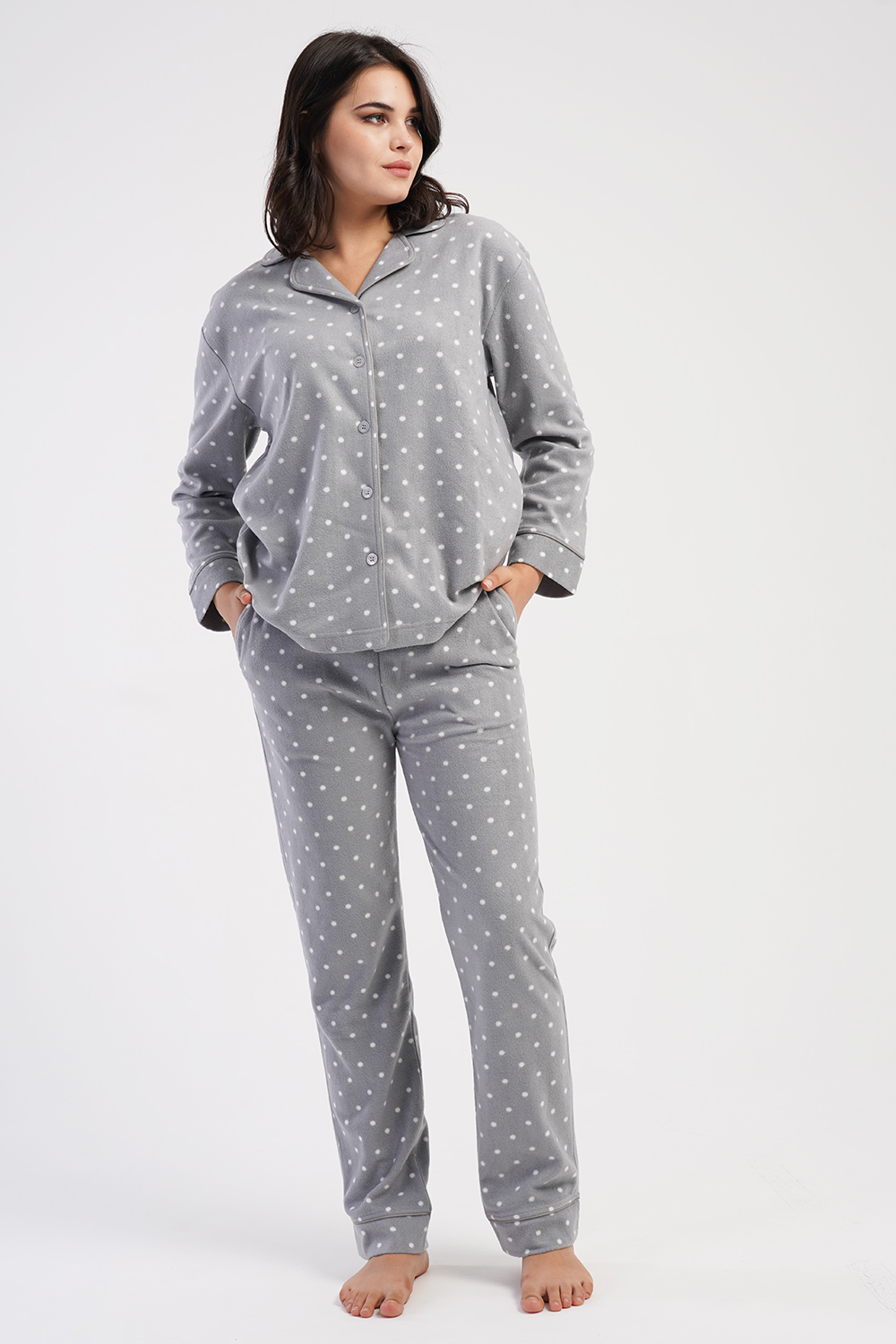 Vienetta γυναικεία χειμερινή πυτζάμα fleece πουά, κουμπωτή με γιακά και παντελόνι με τσέπη. Ζεστή, απαλή και άνετη για καθημερινή χρήση στο σπίτι.