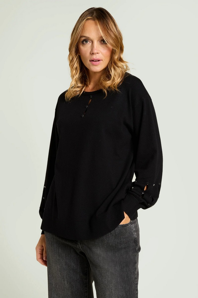 Minimal μπλούζα με ξεχωριστή λεπτομέρεια στα μανίκια — διακοσμητικά ανοίγματα και χάντρες που προσθέτουν λάμψη και θηλυκότητα. Σύνθεση 50% βισκόζη, 30% πολυεστέρας, 20% πολυαμίδιο Λεπτομέρειες Σχεδίασης Ανοιχτή λαιμόκοψη με διακοσμητικά κουμπιά Μακριά μανίκια με χάντρες και σχισίματα Ριμπ τελειώματα Ιδανικό για Εντυπωσιακές καθημερινές εμφανίσεις με άνεση και προσωπικότητα.