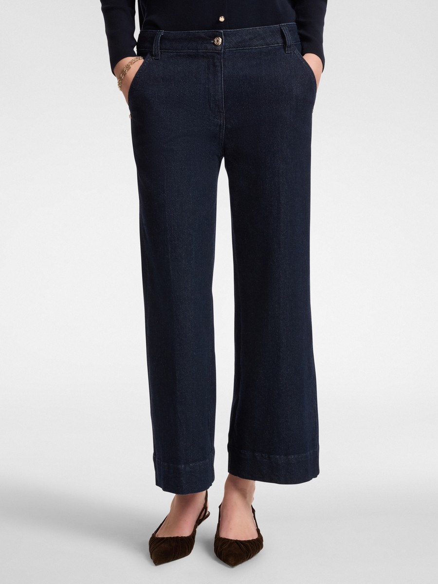 Το cropped tailored τζιν της Elena Miro συνδυάζει την κομψότητα της ραφής με την άνεση του stretch denim, προσφέροντας μια διαχρονική επιλογή για σύγχρονα looks. Η εφαρμογή του αγκαλιάζει το σώμα διακριτικά, ενώ η cropped γραμμή αναδεικνύει το στυλ και την προσωπικότητα. Για κομψές καθημερινές εμφανίσεις ή smart casual συνδυασμούς με πουκάμισο ή σακάκι.Cropped tailoring σε stretch denimΜπροστινές τσέπες τύπου AmericanΘηλιές για ζώνη στη μέσηΣιδερωμένη πιέτα στο μπροστινό μέροςΚλείσιμο με φερμουάρ και κουμπίΣύνθεση: 81% βαμβάκι, 18% πολυεστέρας, 1% ελαστάνηΠλύσιμο στο πλυντήριο στους 30°C με απαλό πρόγραμμα