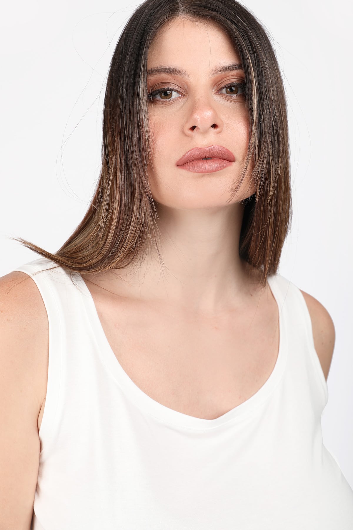 Αμάνικο τοπ από ελαστικό ύφασμα. Στρογγυλή λαιμόκοψη. Συνδυάστε με την αγαπημένη σας βερμούδα για ένα casual look. Το μοντέλο έχει ύψος 180 εκ, στήθος 110, μέση 96, περιφέρεια 106 και φοράει το μέγεθος S