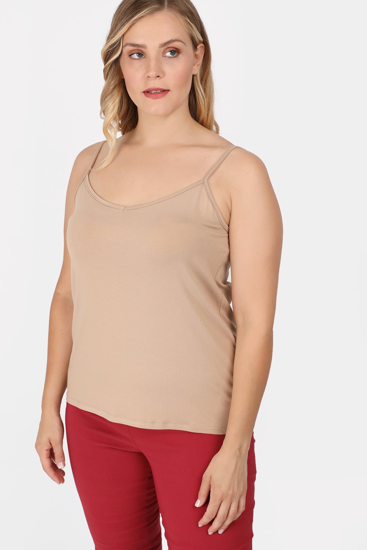 Βισκόζ τοπ με τιράντες, της σειράς Basic με τιραντάκι από υψηλής ποιότητας ελαστική βισκόζη.