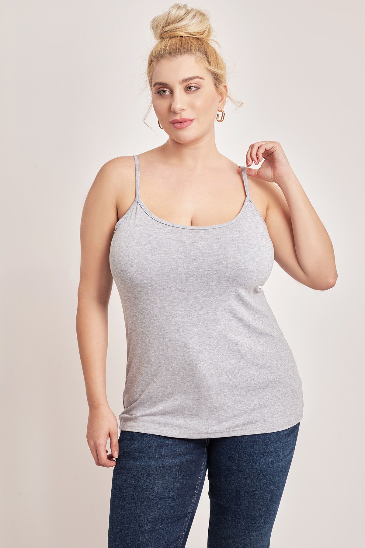 Βισκόζ τοπ με τιράντες, της σειράς Basic με τιραντάκι από υψηλής ποιότητας ελαστική βισκόζη.