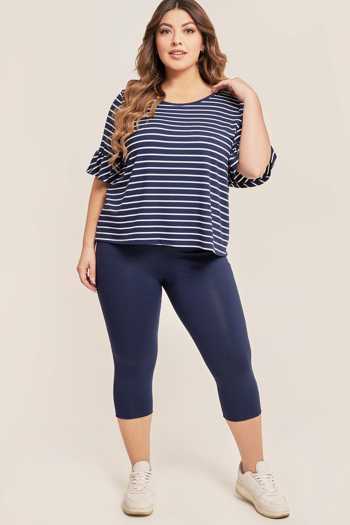 Κάπρι κολάν από ελαστικό ύφασμα. Λάστιχο στη μέση. Συνδυάστε με τουνίκ ή μακριές μπλούζες και απογειώστε το casual look σας. Το μοντέλο έχει ύψος 176 εκ και φοράει μέγεθος S