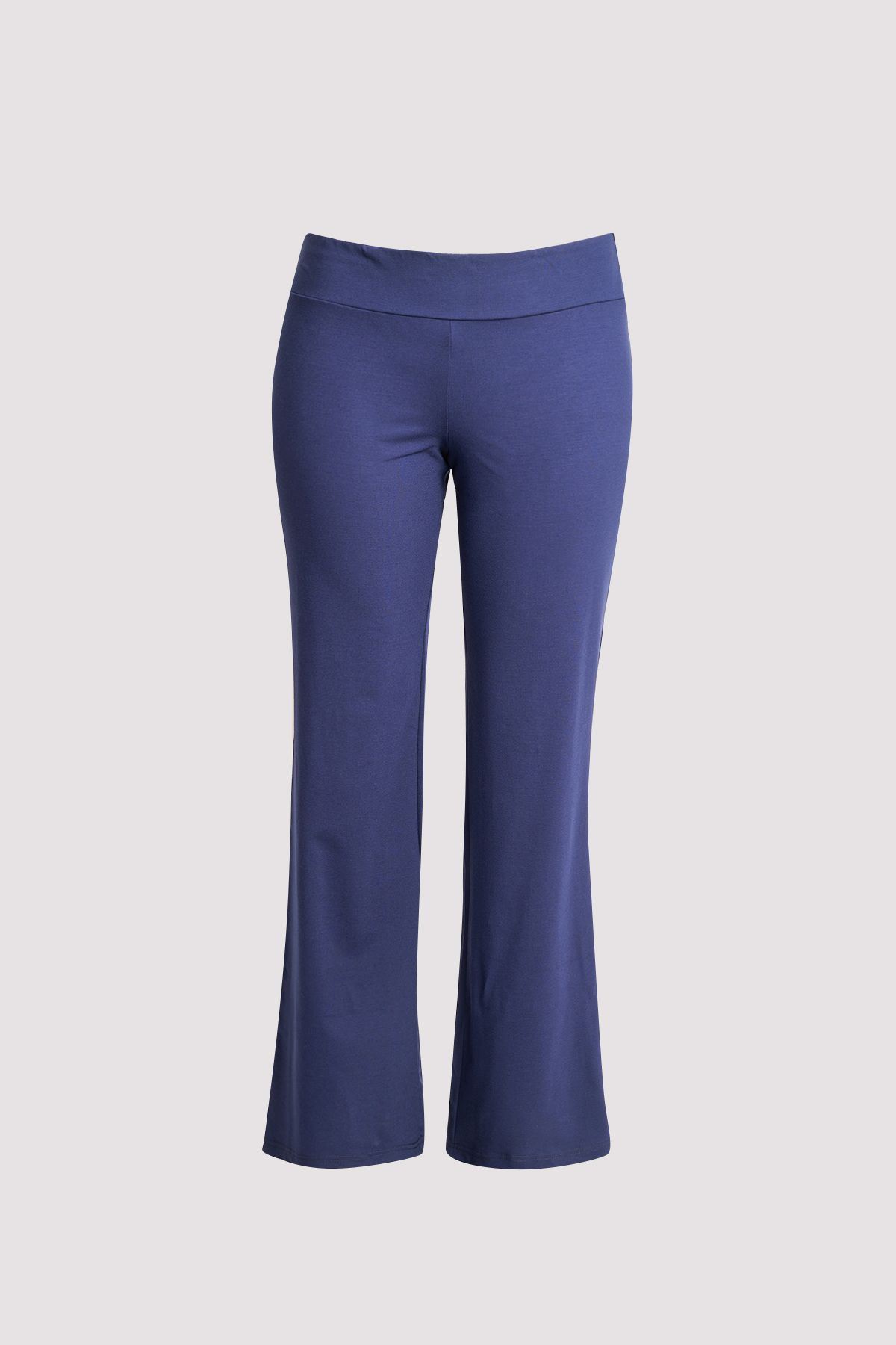 Παντελόνα από ελαστική βισκόζη. Ευκολοφόρετη, άνετη και σε ίσια γραμμή με τέλεια εφαρμογή. Η παντελόνα με μπάσκα που εφαρμόζει άψογα σε όλους τους σωματότυπους. Το μοντέλο έχει ύψος 180 εκ, στήθος 102, μέση 86, περιφέρεια 116 και φοράει το μέγεθος S