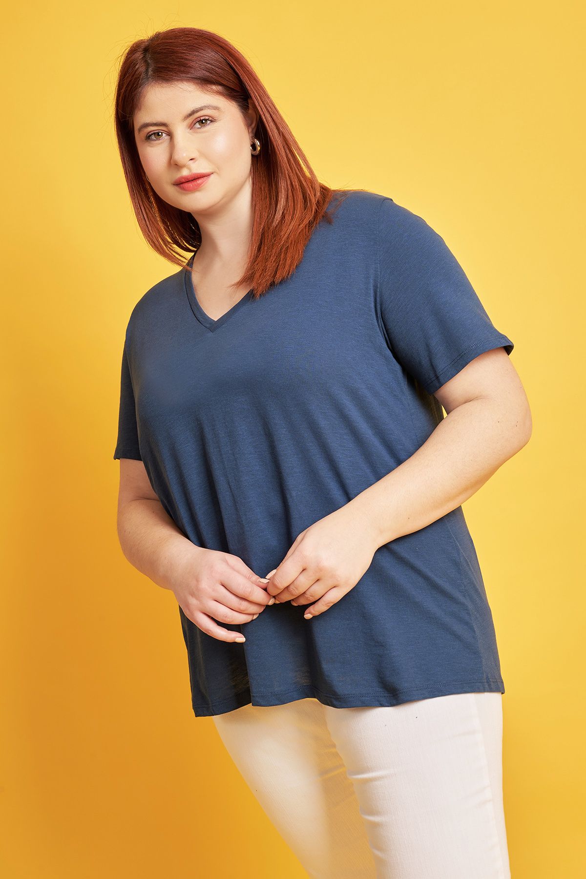 Κοντομάνικη μπλούζα από βαμβακερή φλάμα. V λαιμόκοψη και ασύμμετρες άκρες που καλύπτουν τους γοφούς. Συνδυάζεται τέλεια με τζιν και slim παντελόνια για casual chic εμφανίσεις. Το μοντέλο έχει ύψος 180 εκ, στήθος 106, μέση 88, περιφέρεια 117 και φοράει το μέγεθος S