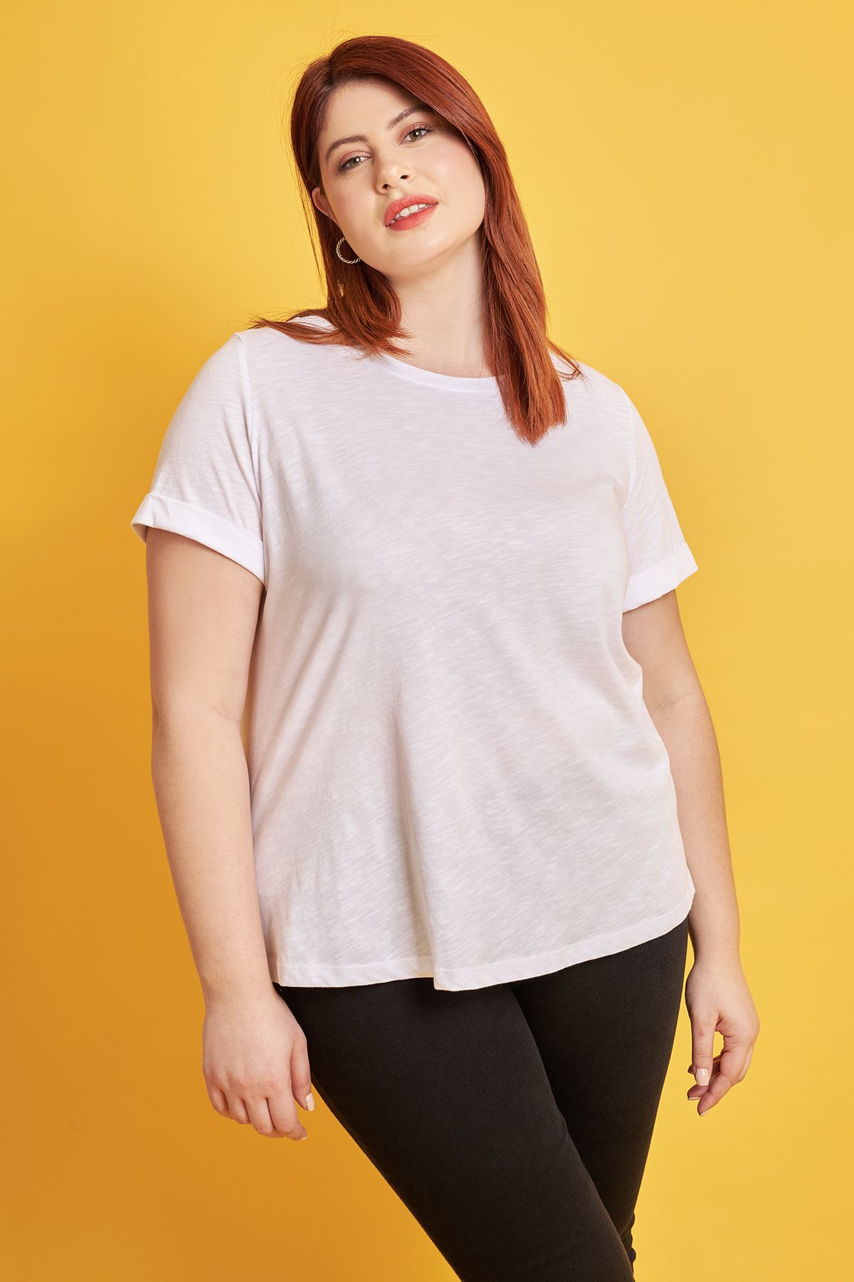 Basic μπλούζα από βαμβακερή φλάμα με στρογγυλή λαιμόκοψη. Κοντά μανίκια με ρεβέρ. Σε ίσια, ριχτή γραμμή. Το μοντέλο έχει ύψος 180 εκ, στήθος 106, μέση 88, περιφέρεια 117 και φοράει το μέγεθος S