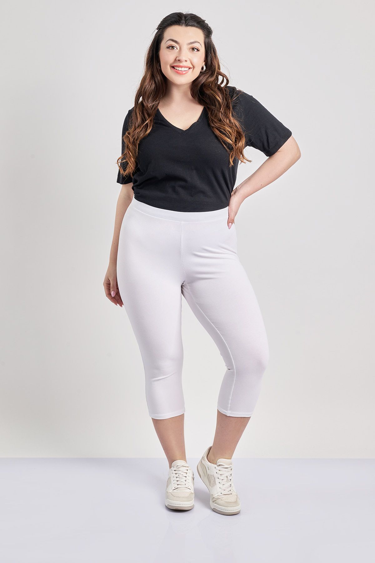 Κάπρι κολάν από ελαστικό ύφασμα. Λάστιχο στη μέση. Συνδυάστε με τουνίκ ή μακριές μπλούζες και απογειώστε το casual look σας.