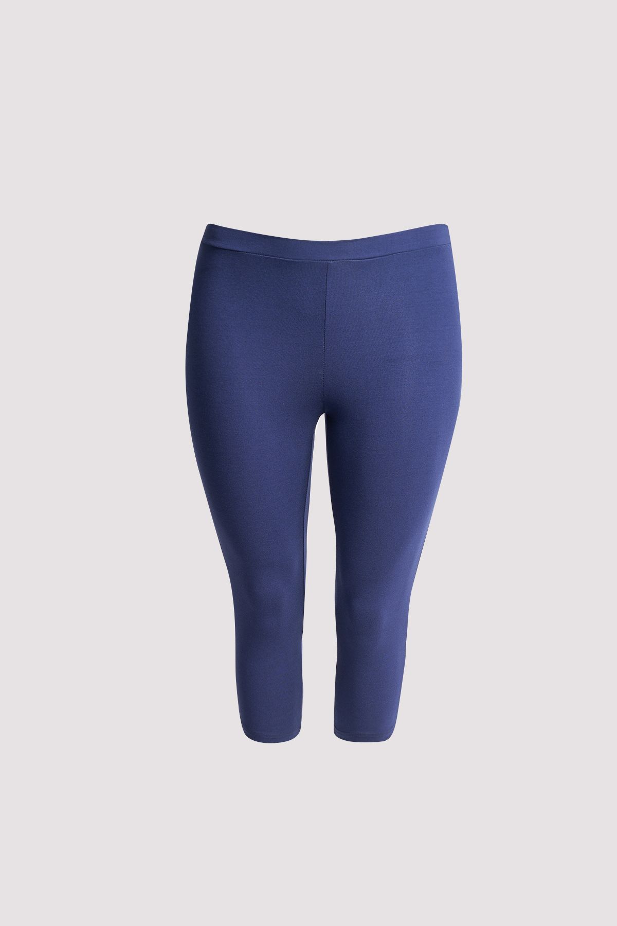 Κάπρι κολάν από ελαστικό ύφασμα. Λάστιχο στη μέση. Συνδυάστε με τουνίκ ή μακριές μπλούζες και απογειώστε το casual look σας.