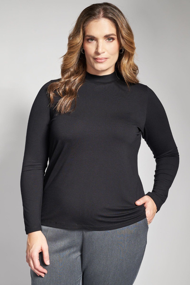 Μπλούζα από ελαστική βισκόζη της σειράς Basic. Μακριά μανίκια. Ψηλός λαιμός ζιβάγκο. Το μοντέλο έχει ύψος 180 εκ, στήθος 107, μέση 95, περιφέρεια 122 και φοράει το μέγεθος S