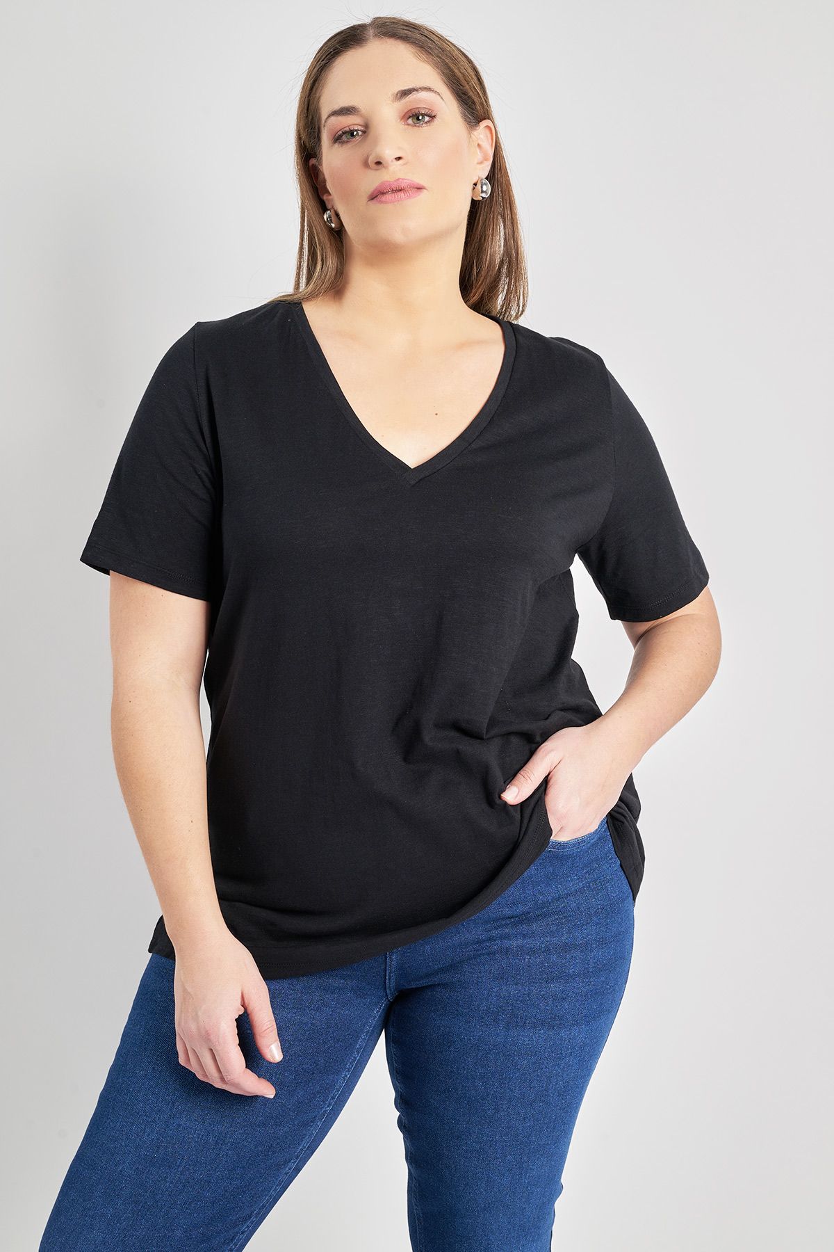 Κοντομάνικη μπλούζα σε βαμβακερή φλάμα. V λαιμόκοψη. Γραμμή-Α με στρογγυλεμένο τελείωμα. Μήκος που καλύπτει τους γοφούς. Συνδυάζεται τέλεια με τζιν και slim παντελόνια για casual chic εμφανίσεις. Ιδανική επιλογή για day-to-night looks οπου μπορεί να φορεθεί μέσα από ψηλόμεσα παντελόνια και να τονιστεί με statement αξεσουάρ. Το μοντέλο έχει ύψος 180 εκ, στήθος 107, μέση 95, περιφέρεια 122 και φοράει το μέγεθος S