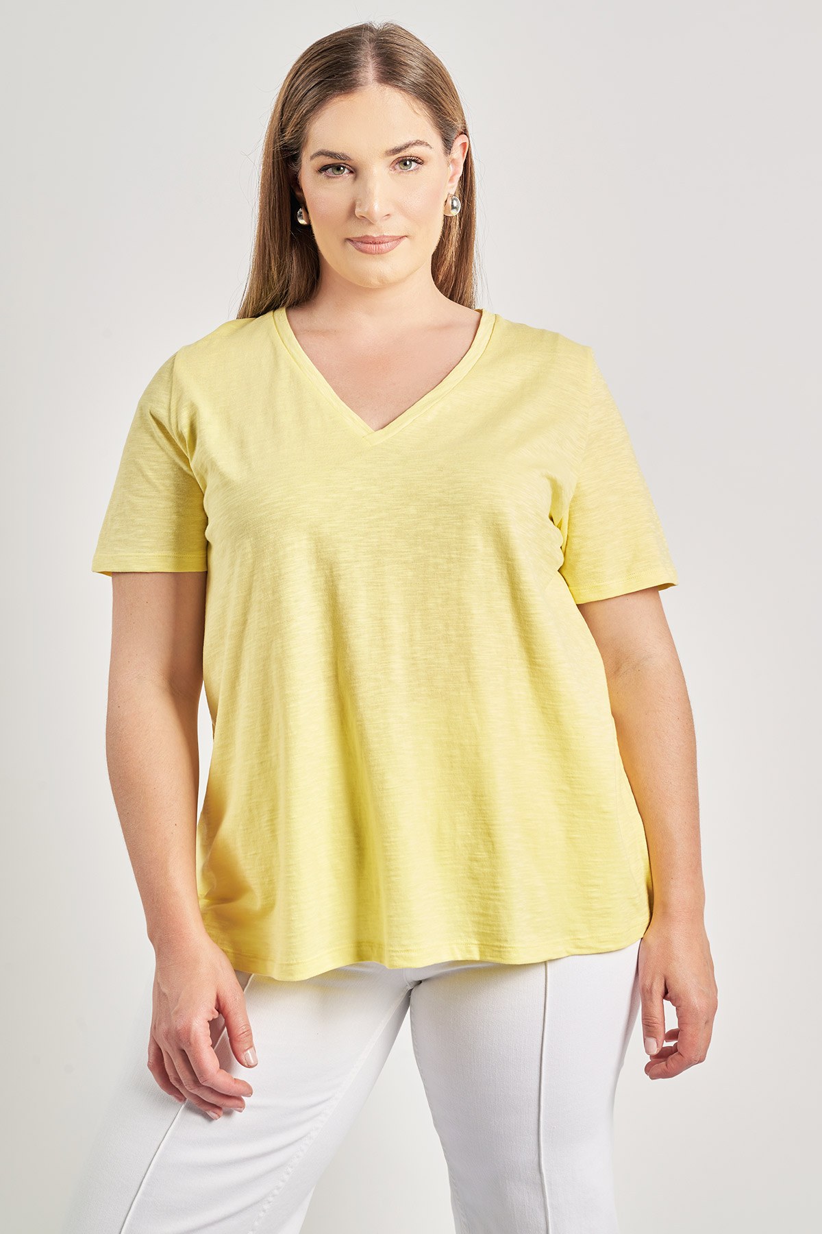 Κοντομάνικη μπλούζα σε βαμβακερή φλάμα. V λαιμόκοψη. Γραμμή-Α με στρογγυλεμένο τελείωμα. Μήκος που καλύπτει τους γοφούς. Συνδυάζεται τέλεια με τζιν και slim παντελόνια για casual chic εμφανίσεις. Ιδανική επιλογή για day-to-night looks οπου μπορεί να φορεθεί μέσα από ψηλόμεσα παντελόνια και να τονιστεί με statement αξεσουάρ. Το μοντέλο έχει ύψος 180 εκ, στήθος 107, μέση 95, περιφέρεια 122 και φοράει το μέγεθος S