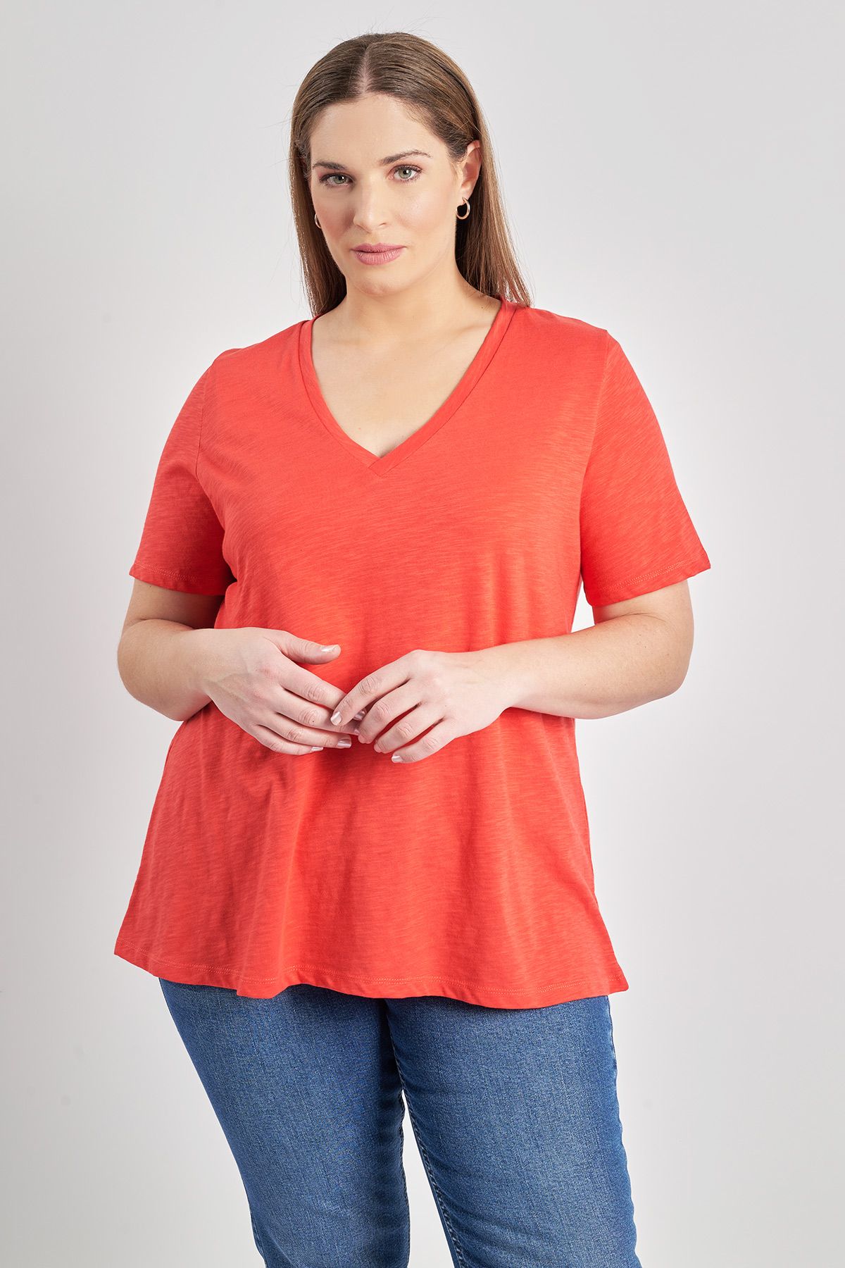 Κοντομάνικη μπλούζα σε βαμβακερή φλάμα. V λαιμόκοψη. Γραμμή-Α με στρογγυλεμένο τελείωμα. Μήκος που καλύπτει τους γοφούς. Συνδυάζεται τέλεια με τζιν και slim παντελόνια για casual chic εμφανίσεις. Ιδανική επιλογή για day-to-night looks οπου μπορεί να φορεθεί μέσα από ψηλόμεσα παντελόνια και να τονιστεί με statement αξεσουάρ. Το μοντέλο έχει ύψος 180 εκ, στήθος 107, μέση 95, περιφέρεια 122 και φοράει το μέγεθος S