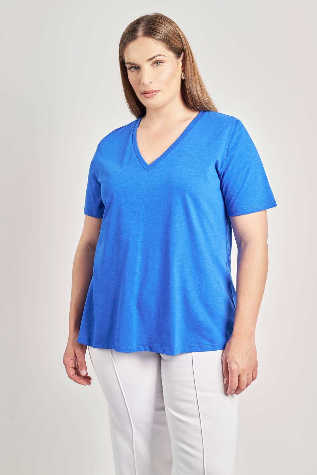 Κοντομάνικη μπλούζα σε βαμβακερή φλάμα. V λαιμόκοψη. Γραμμή-Α με στρογγυλεμένο τελείωμα. Μήκος που καλύπτει τους γοφούς. Συνδυάζεται τέλεια με τζιν και slim παντελόνια για casual chic εμφανίσεις. Ιδανική επιλογή για day-to-night looks οπου μπορεί να φορεθεί μέσα από ψηλόμεσα παντελόνια και να τονιστεί με statement αξεσουάρ. Το μοντέλο έχει ύψος 180 εκ, στήθος 107, μέση 95, περιφέρεια 122 και φοράει το μέγεθος S