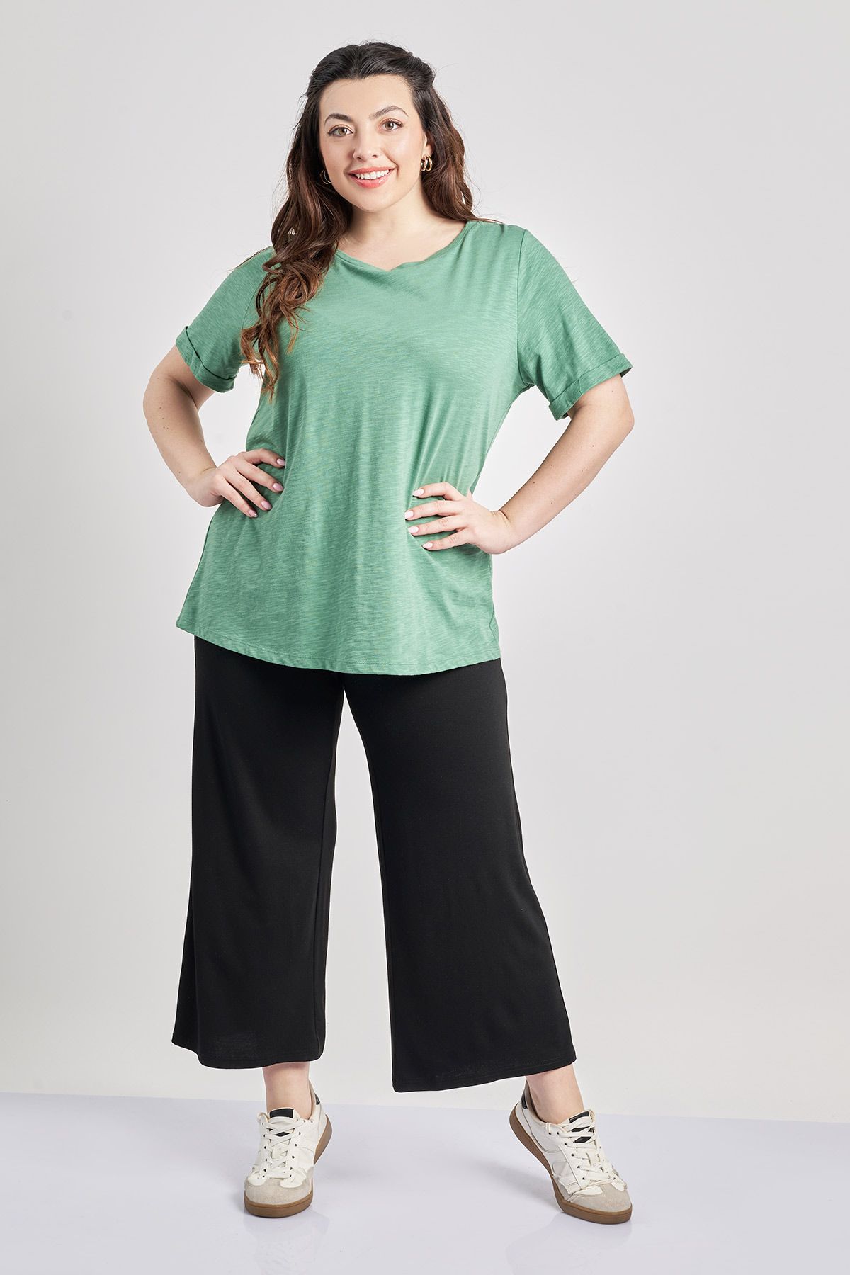 Cropped παντελόνα από ελαστική βισκόζη που φτάνει μέχρι τη μέση της γάμπας. Με ελαστική μέση και άνετη ύφανση για άψογη εφαρμογή. Φόρεστε τη όλες τις ώρες, με πουκάμισα στο γραφείο, με t-shirt για casual εμφανίσεις ή με αέρινα τοπ για απογευματινά σύνολα. Το μοντέλο έχει ύψος 172 εκ, στήθος 108, μέση 94, περιφέρεια 111 και φοράει το μέγεθος S