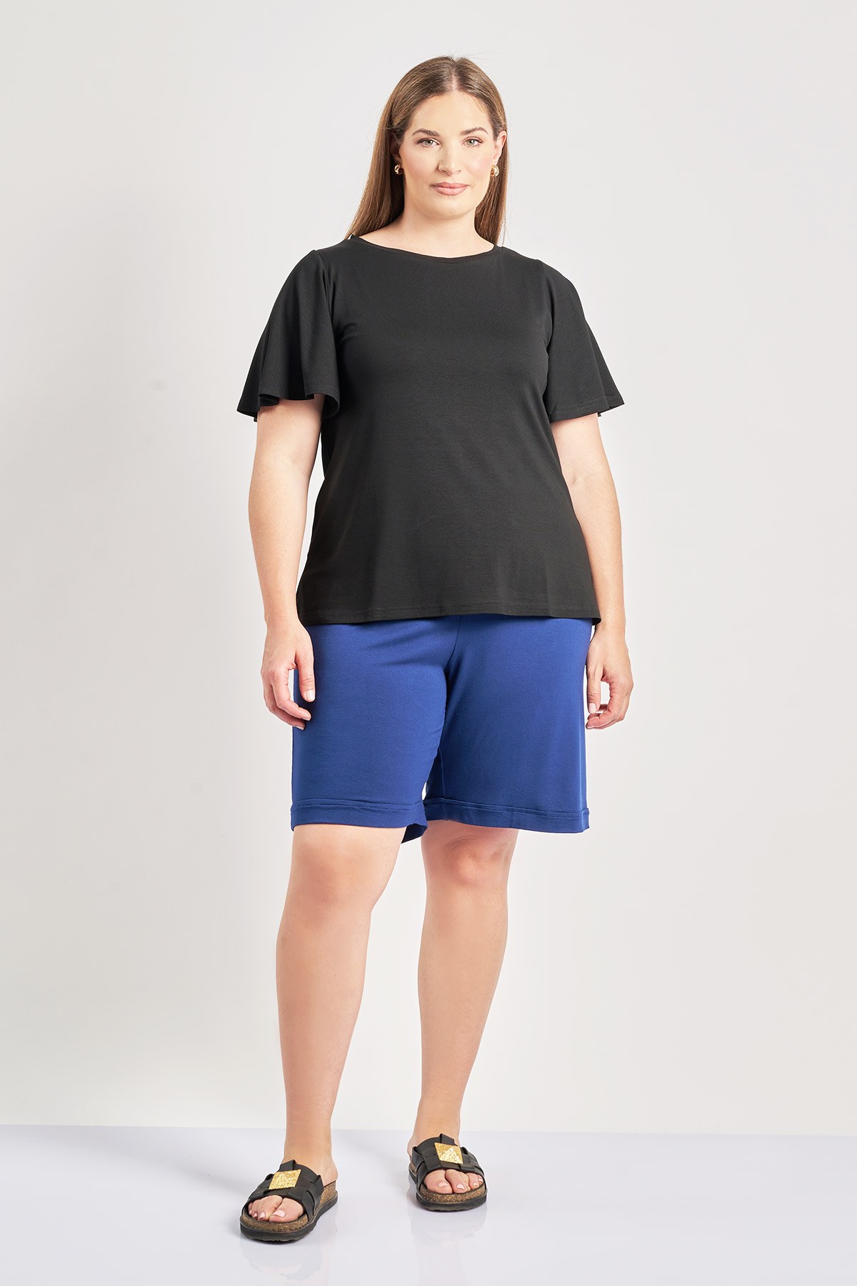 Μονόχρωμο σορτς από υψηλής ποιότητας ελαστική βισκόζη. Ψηλόμεσο με ρεβέρ, ελαστική μέση και ρυθμιζόμενο κορδόνι. Σε άνετη γραμμή για κολακευτική εφαρμογή. Το μοντέλο έχει ύψος 180 εκ, στήθος 107, μέση 95, περιφέρεια 122 και φοράει το μέγεθος M