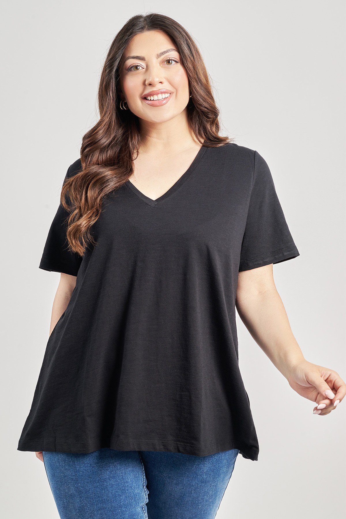 Μπλούζα από 100% βαμβάκι. Κοντά μανίκια και λαιμόκοψη με V. Το μοντέλο έχει ύψος 180 εκ, στήθος 114, μέση 88, περιφέρεια 121 και φοράει το μέγεθος S