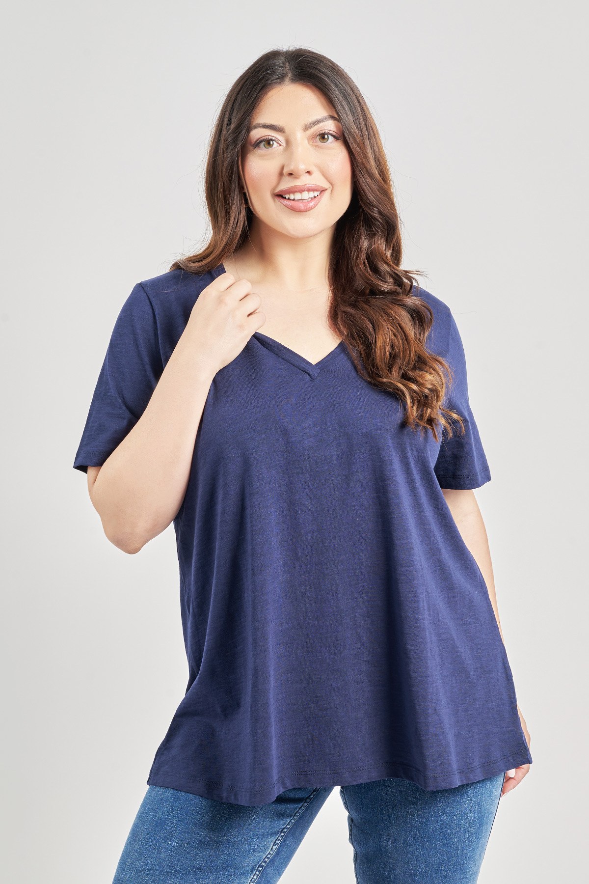 Μπλούζα από 100% βαμβάκι. Κοντά μανίκια και λαιμόκοψη με V. Το μοντέλο έχει ύψος 180 εκ, στήθος 114, μέση 88, περιφέρεια 121 και φοράει το μέγεθος S