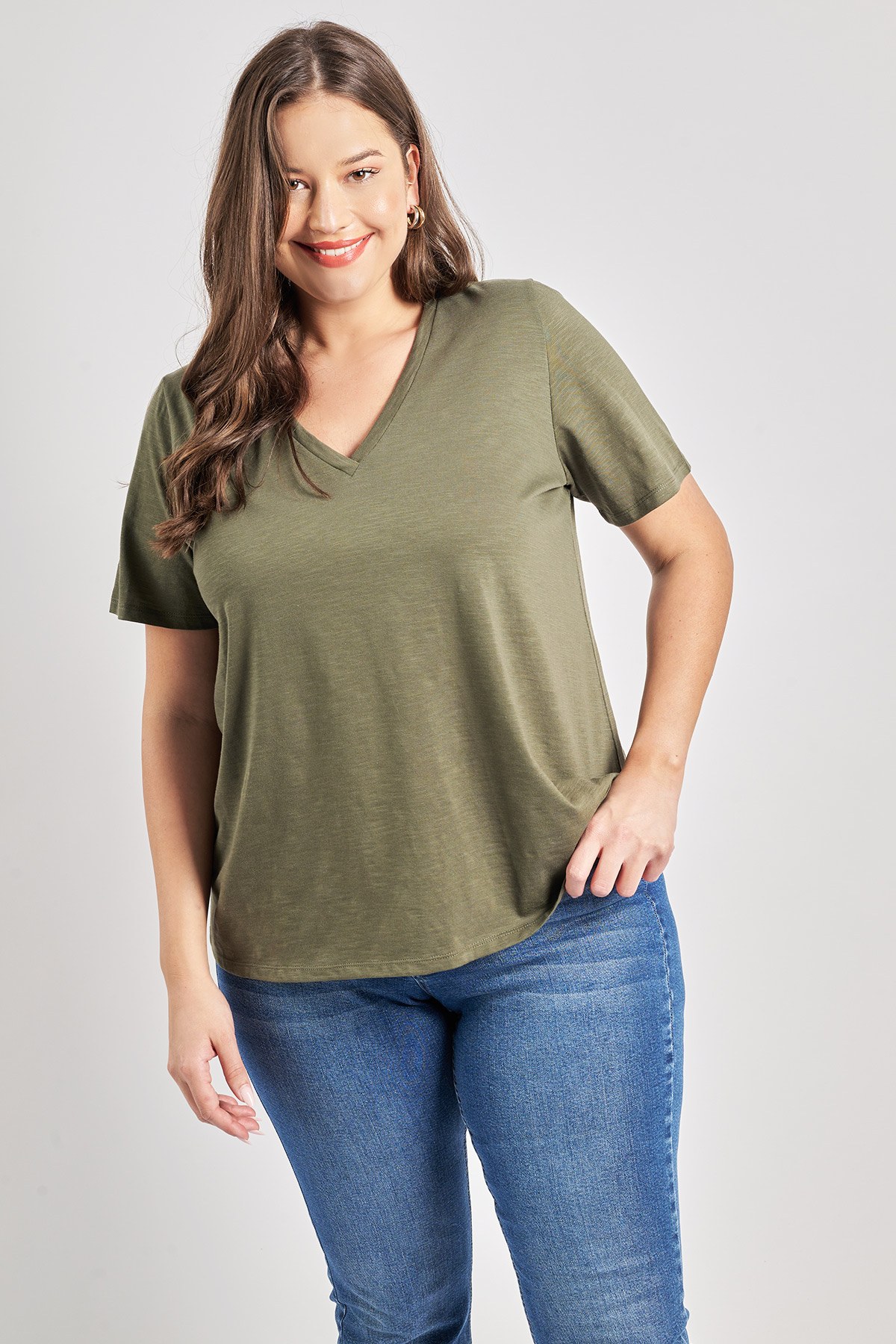 Μπλούζα από 100% βαμβάκι. Κοντά μανίκια και λαιμόκοψη με V. Το μοντέλο έχει ύψος 180 εκ, στήθος 114, μέση 88, περιφέρεια 121 και φοράει το μέγεθος S