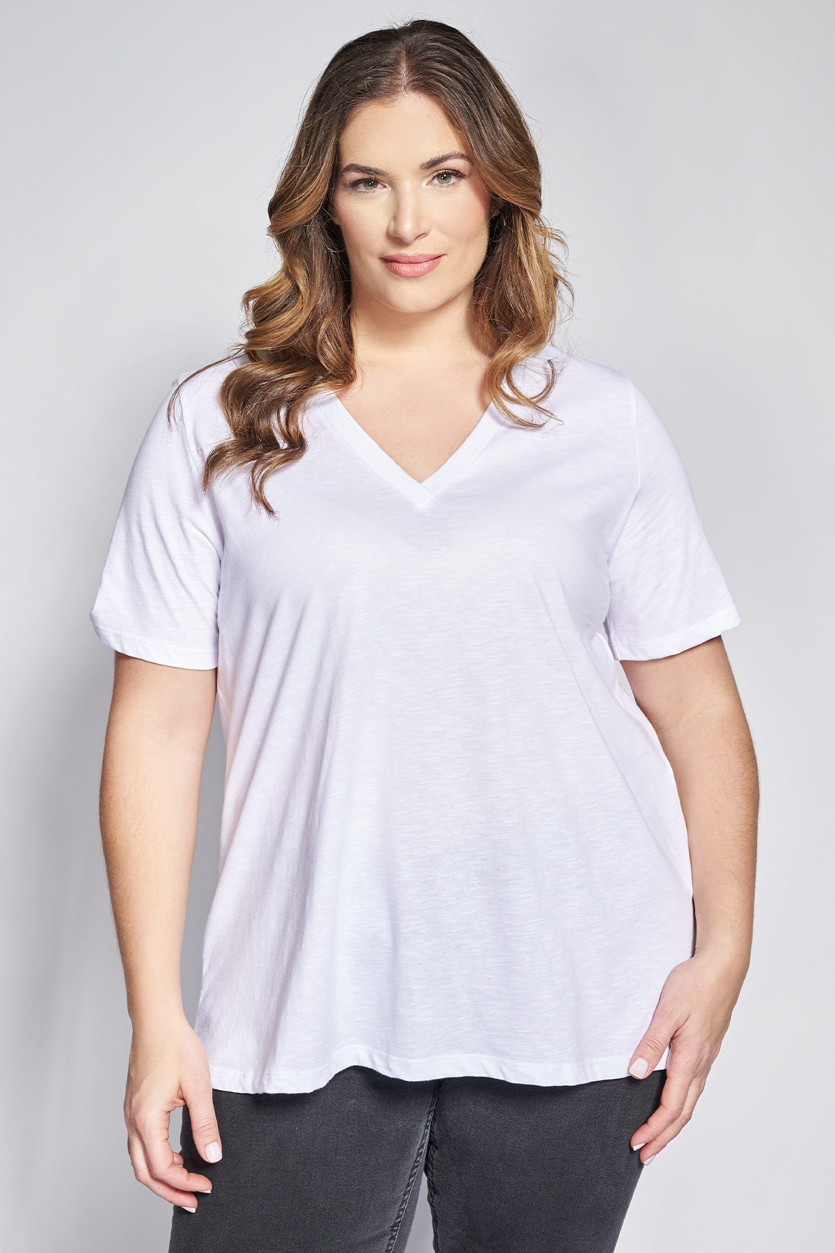 Ανανεώστε την καθημερινή σας γκαρνταρόμπα με ένα κομμάτι που συνδυάζει την απόλυτη άνεση με μια αέρινη, θηλυκή κίνηση. Η κατασκευή της από βαμβακερό ύφασμα φλάμα χαρίζει μια ιδιαίτερη ανάγλυφη υφή και εξαιρετική αναπνευσιμότητα, κάνοντάς την ιδανική για τις ζεστές ημέρες. Διαθέτει κομψή V λαιμόκοψη και άνετα κοντά μανίκια που προσφέρουν ελευθερία κινήσεων και δροσερή αίσθηση. Σε γραμμή-A που χαρίζει άνεση στην περιοχή της περιφέρειας και κολακεύει κάθε σιλουέτα. Casual look: Συνδυάστε τη με ένα denim παντελόνι ή ένα κολάν και τα αγαπημένα σας sneakers για ένα χαλαρό πρωινό σύνολο. Office look: Ταίριαξέ τη μέσα από ένα μεσάτο blazer με ένα υφασμάτινο παντελόνι σε ίσια γραμμή και minimal loafers για μια άνετη αλλά επαγγελματική εμφάνιση. Το μοντέλο έχει ύψος 180 εκ στήθος 107 μέση 95 περιφέρεια 122 και φοράει το μέγεθος S