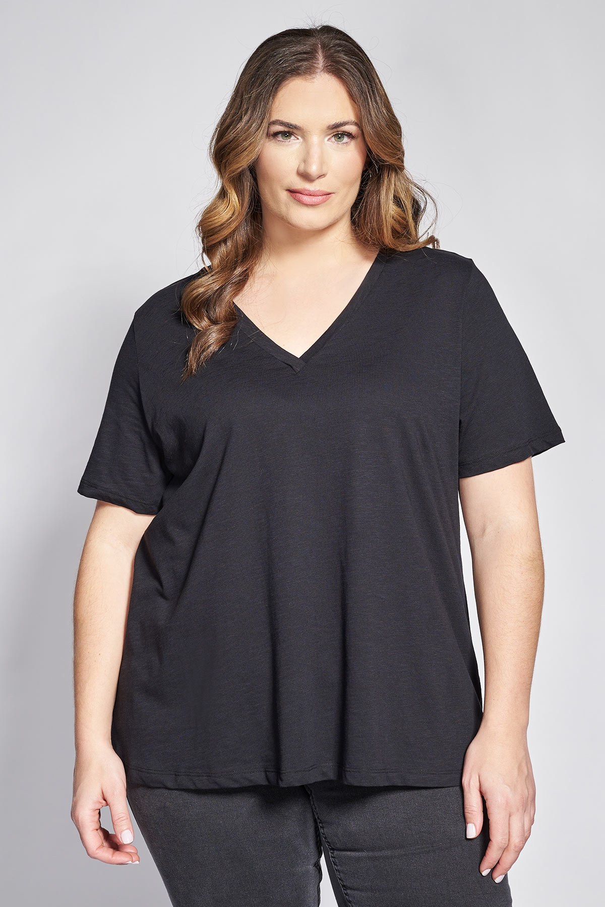 Ανανεώστε την καθημερινή σας γκαρνταρόμπα με ένα κομμάτι που συνδυάζει την απόλυτη άνεση με μια αέρινη, θηλυκή κίνηση. Η κατασκευή της από βαμβακερό ύφασμα φλάμα χαρίζει μια ιδιαίτερη ανάγλυφη υφή και εξαιρετική αναπνευσιμότητα, κάνοντάς την ιδανική για τις ζεστές ημέρες. Διαθέτει κομψή V λαιμόκοψη και άνετα κοντά μανίκια που προσφέρουν ελευθερία κινήσεων και δροσερή αίσθηση. Σε γραμμή-A που χαρίζει άνεση στην περιοχή της περιφέρειας και κολακεύει κάθε σιλουέτα. Casual look: Συνδυάστε τη με ένα denim παντελόνι ή ένα κολάν και τα αγαπημένα σας sneakers για ένα χαλαρό πρωινό σύνολο. Office look: Ταίριαξέ τη μέσα από ένα μεσάτο blazer με ένα υφασμάτινο παντελόνι σε ίσια γραμμή και minimal loafers για μια άνετη αλλά επαγγελματική εμφάνιση. Το μοντέλο έχει ύψος 180 εκ στήθος 107 μέση 95 περιφέρεια 122 και φοράει το μέγεθος S