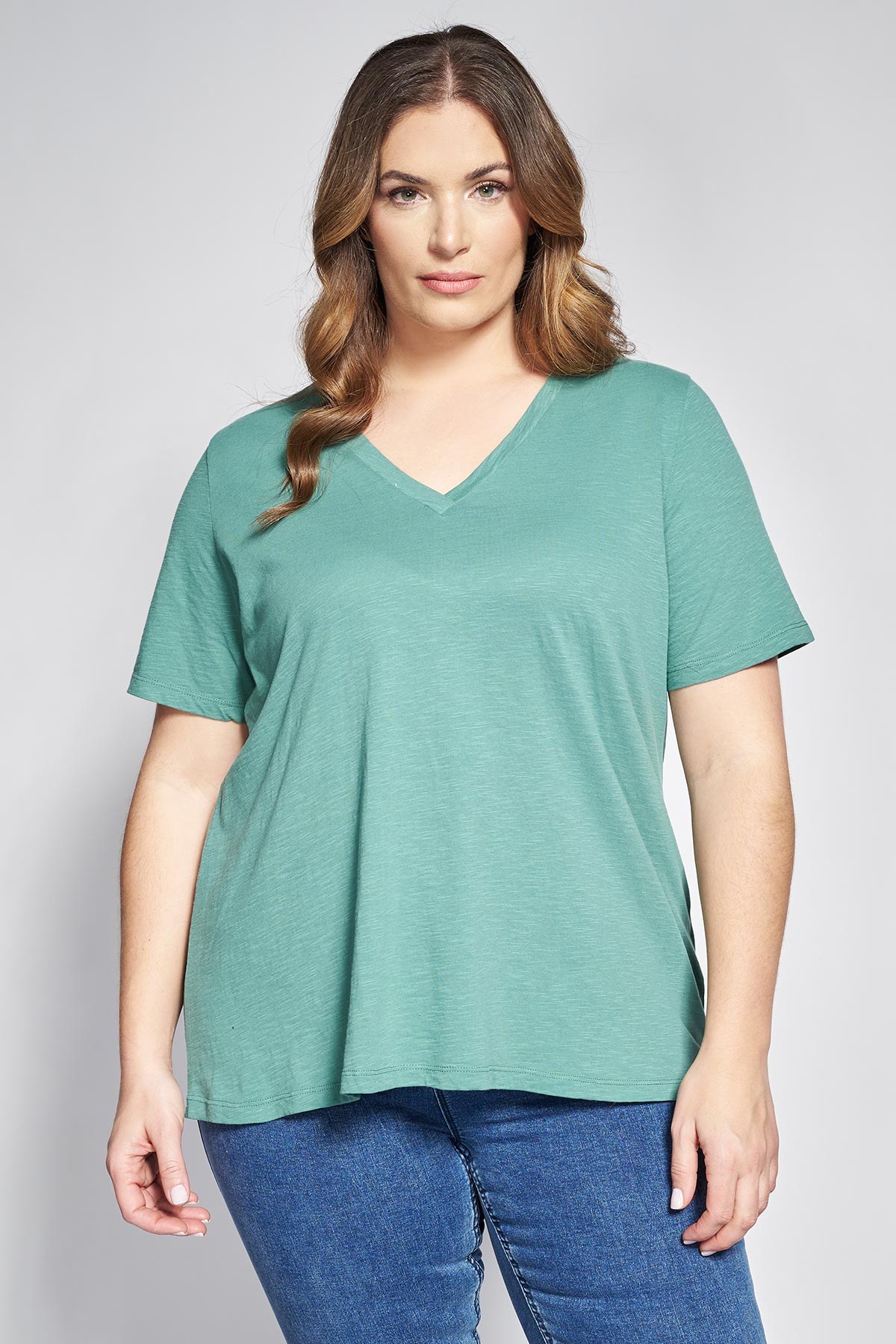 Ανανεώστε την καθημερινή σας γκαρνταρόμπα με ένα κομμάτι που συνδυάζει την απόλυτη άνεση με μια αέρινη, θηλυκή κίνηση. Η κατασκευή της από βαμβακερό ύφασμα φλάμα χαρίζει μια ιδιαίτερη ανάγλυφη υφή και εξαιρετική αναπνευσιμότητα, κάνοντάς την ιδανική για τις ζεστές ημέρες. Διαθέτει κομψή V λαιμόκοψη και άνετα κοντά μανίκια που προσφέρουν ελευθερία κινήσεων και δροσερή αίσθηση. Σε γραμμή-A που χαρίζει άνεση στην περιοχή της περιφέρειας και κολακεύει κάθε σιλουέτα. Casual look: Συνδυάστε τη με ένα denim παντελόνι ή ένα κολάν και τα αγαπημένα σας sneakers για ένα χαλαρό πρωινό σύνολο. Office look: Ταίριαξέ τη μέσα από ένα μεσάτο blazer με ένα υφασμάτινο παντελόνι σε ίσια γραμμή και minimal loafers για μια άνετη αλλά επαγγελματική εμφάνιση. Το μοντέλο έχει ύψος 180 εκ στήθος 107 μέση 95 περιφέρεια 122 και φοράει το μέγεθος S