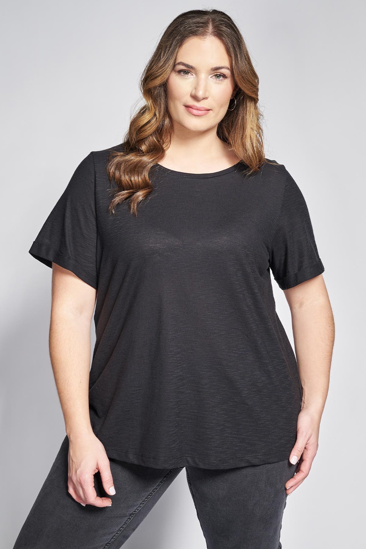 Ανανεώστε τα καθημερινά σας βασικά κομμάτια με μια μπλούζα που προσφέρει τον απόλυτο συνδυασμό άνεσης και ανεπιτήδευτου στυλ. Η κατασκευή της από ποιοτικό βαμβακερό ύφασμα φλάμα χαρίζει μια μοναδική, ελαφρώς ανάγλυφη υφή που αφήνει το δέρμα να αναπνέει ευχάριστα. Το σχέδιο διακρίνεται για την ανοιχτή στρογγυλή λαιμόκοψη και τα άνετα κοντά μανίκια που εξασφαλίζουν πλήρη ελευθερία κινήσεων σε κάθε δραστηριότητα. Η γραμμή της είναι άνετη, προσφέροντας μια εφαρμογή που αγκαλιάζει απαλά τη σιλουέτα χωρίς να πιέζει, διατηρώντας το σχήμα της όλη μέρα. Στα επιπλέον χαρακτηριστικά της, το στρογγυλεμένο ελείωμα που εγγυάται μία άκρως κομψή εφαρμογή για κάθε σωματότυπο. Casual look: Συνδυάστε τη με ένα denim παντελόνι και sneakers ή flat μπαλαρίνες για μια χαλαρή βόλτα ή τις δουλειές στην πόλη. Office look: Φορέστε τη μέσα από ένα δομημένο blazer με ένα υφασμάτινο παντελόνι και loafers για ένα look που ισορροπεί τέλεια ανάμεσα στο casual και το επαγγελματικό. Το μοντέλο έχει ύψος 180 εκ στήθος 107 μέση 95 περιφέρεια 122 και φοράει το μέγεθος S