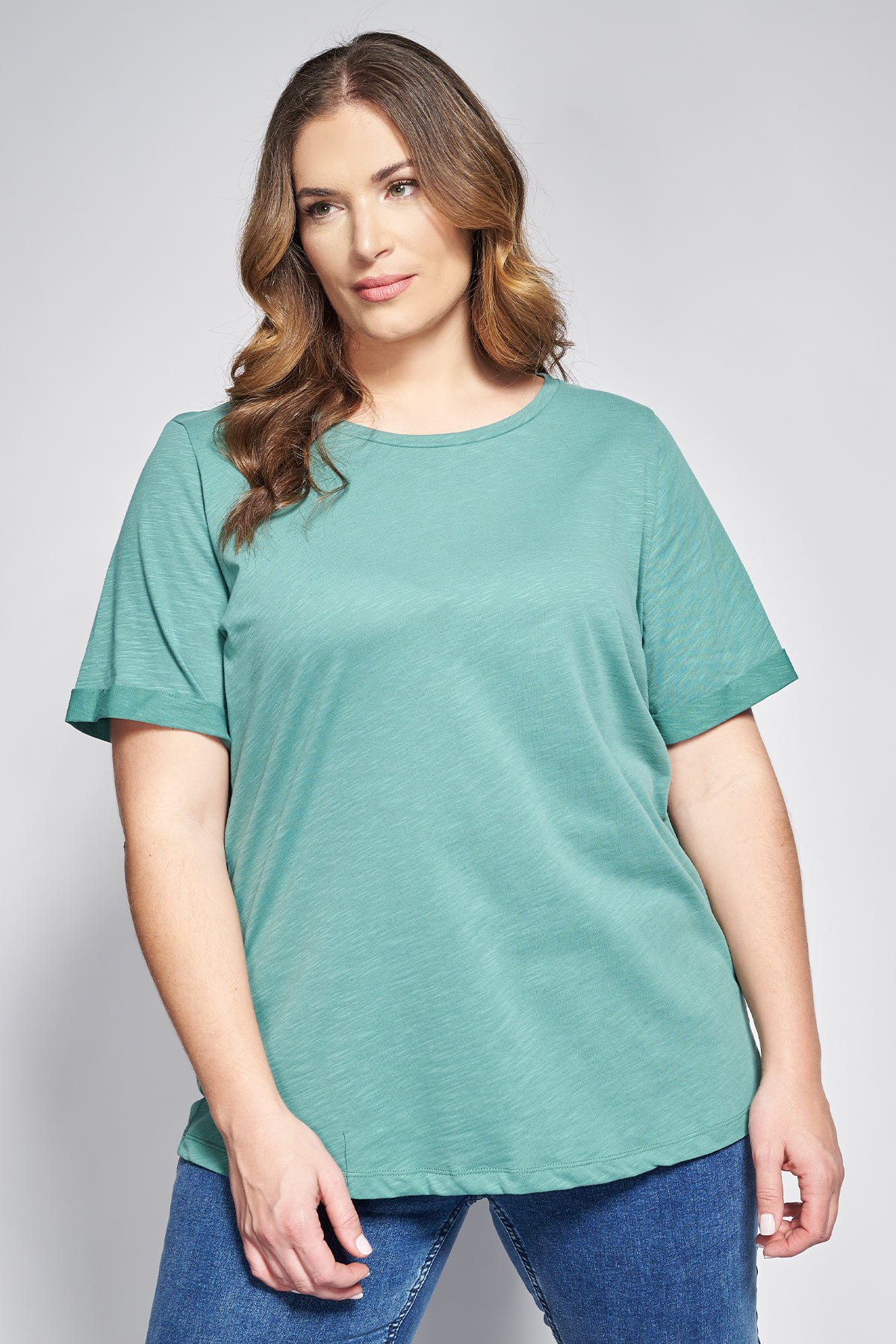 Ανανεώστε τα καθημερινά σας βασικά κομμάτια με μια μπλούζα που προσφέρει τον απόλυτο συνδυασμό άνεσης και ανεπιτήδευτου στυλ. Η κατασκευή της από ποιοτικό βαμβακερό ύφασμα φλάμα χαρίζει μια μοναδική, ελαφρώς ανάγλυφη υφή που αφήνει το δέρμα να αναπνέει ευχάριστα. Το σχέδιο διακρίνεται για την ανοιχτή στρογγυλή λαιμόκοψη και τα άνετα κοντά μανίκια που εξασφαλίζουν πλήρη ελευθερία κινήσεων σε κάθε δραστηριότητα. Η γραμμή της είναι άνετη, προσφέροντας μια εφαρμογή που αγκαλιάζει απαλά τη σιλουέτα χωρίς να πιέζει, διατηρώντας το σχήμα της όλη μέρα. Στα επιπλέον χαρακτηριστικά της, το στρογγυλεμένο ελείωμα που εγγυάται μία άκρως κομψή εφαρμογή για κάθε σωματότυπο. Casual look: Συνδυάστε τη με ένα denim παντελόνι και sneakers ή flat μπαλαρίνες για μια χαλαρή βόλτα ή τις δουλειές στην πόλη. Office look: Φορέστε τη μέσα από ένα δομημένο blazer με ένα υφασμάτινο παντελόνι και loafers για ένα look που ισορροπεί τέλεια ανάμεσα στο casual και το επαγγελματικό. Το μοντέλο έχει ύψος 180 εκ στήθος 107 μέση 95 περιφέρεια 122 και φοράει το μέγεθος S