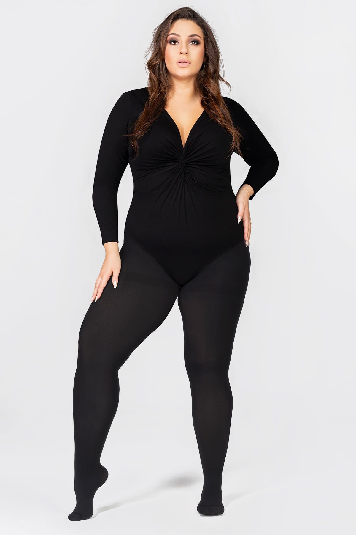 Opaque καλσόν Mona Queen Size 70 Den με ματ όψη. Βαμβακερός καβάλος με ραφή που δε διαγράφει. Διαθέτει πολύ μεγάλη ελαστικότητα. Προσφέρει άνεση στην περιοχή της κοιλιάς. Καλσόν τρισδιάστατης ύφανσης με μεγαλύτερη αντοχή κι άνεση. Καλύπτει μέχρι περιφέρεια 165 εκ.