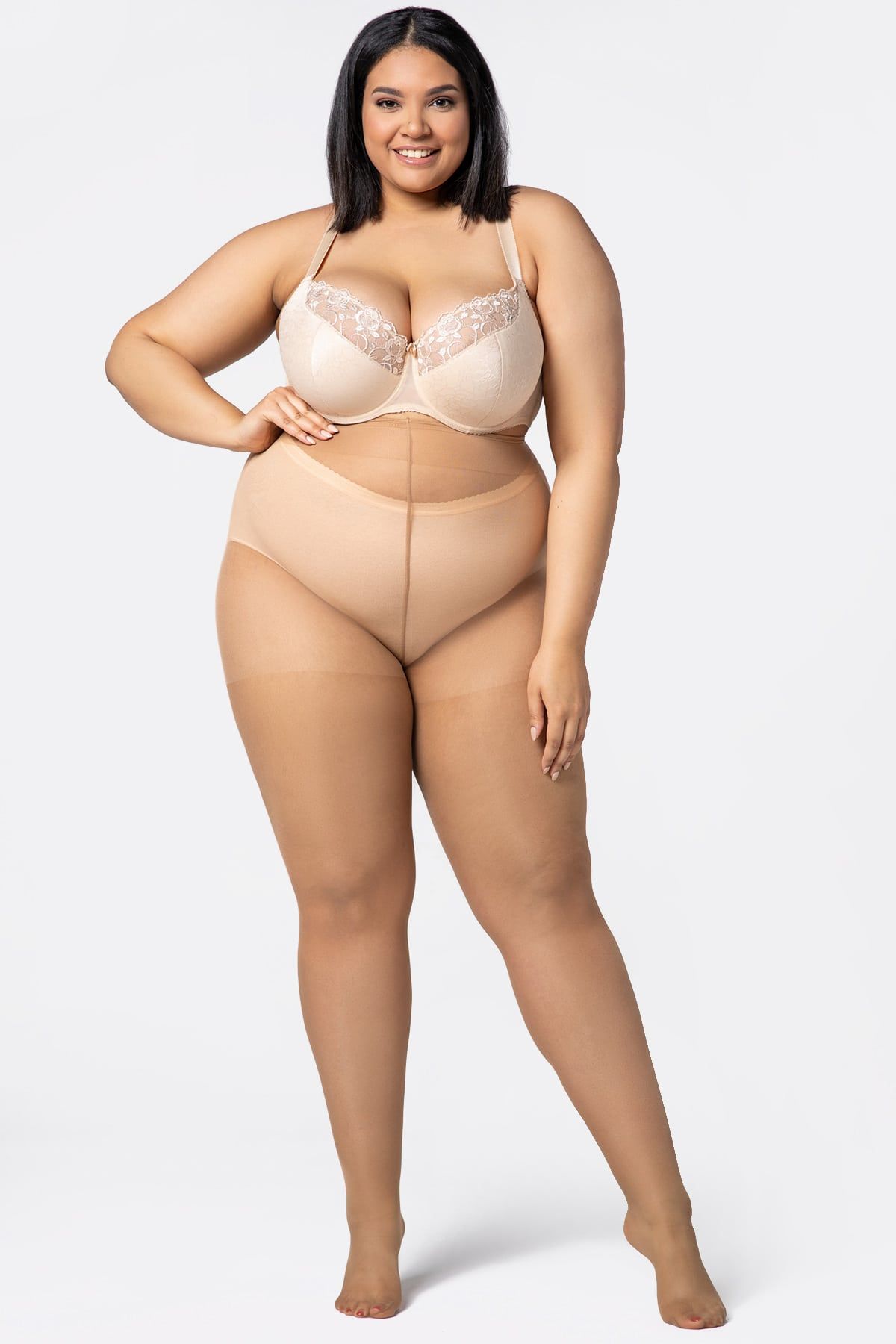 Καλσόν Mona Queen Size 20 Den σε ελαφρώς γυαλιστερή όψη. Βαμβακερός καβάλος με ραφή που δεν διαγράφει. Υψηλής ελαστικότητας. Χωρίς ραφές στο τελείωμα. Προσφέρει άνεση στην περιοχή της κοιλιάς. Καλσόν τρισδιάστατης ύφανσης με μεγαλύτερη αντοχή και άνεση. Καλύπτει μέχρι περιφέρεια 165 εκ.