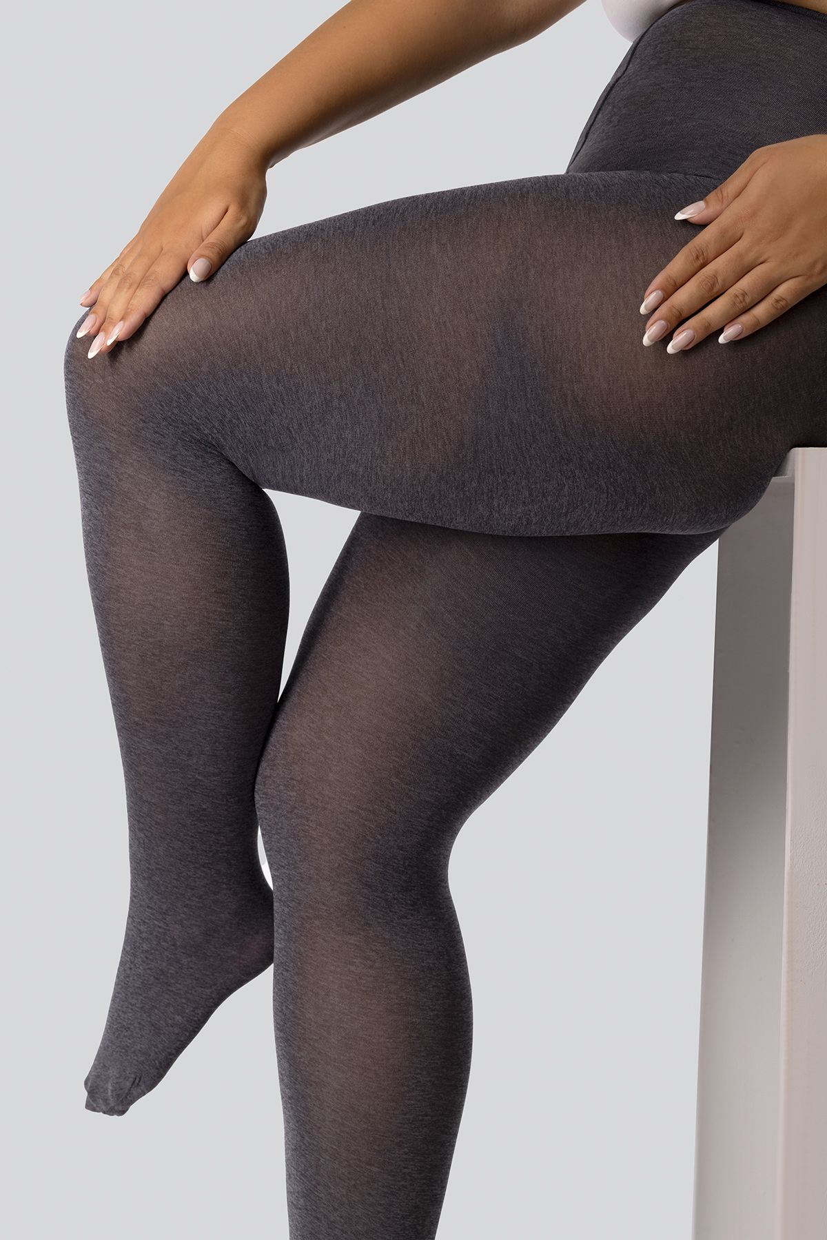 Το MELANGE 70 3D είναι ένα κλασικό, ματ καλσόν σε ύφανση μελανζέ που θα προσθέσει κομψότητα σε κάθε φθινοπωρινό ή χειμωνιάτικο look. Χάρη στις ειδικές ιδιότητες της 3D πλέξης, το καλσόν MELANGE 70 DEN 3D είναι εξαιρετικά ελαστικό. Να είστε σίγουροι ότι θα σας κάνουν να νιώσετε κομψή, προσφέροντας εξαιρετική άνεση!• 70 DEN - πιο χοντρό καλσόν, ιδανικό για πιο κρύες μέρες • 3D πλεκτό - εγγυάται ότι το καλσόν εφαρμόζει τέλεια και ότι δεν κατεβαίνει• Με βαμβακερό καβάλο - εγγυάται άνεση και κομψή εμφάνιση και δεν ξεχωρίζει κάτω από τα ρούχα• Επίπεδη ραφή – κομψό φινίρισμα που αυξάνει την αντοχή του καλσόν και δεν ξεχωρίζει κάτω από τα ρούχα• Άνετη ζώνη - εξασφαλίζει ευχάριστη εφαρμογή και δεν φθείρεται στη μέση• Ενισχυμένο εσώρουχο - πρόσθετη ενίσχυση που αυξάνει την αντοχή του καλσόν.